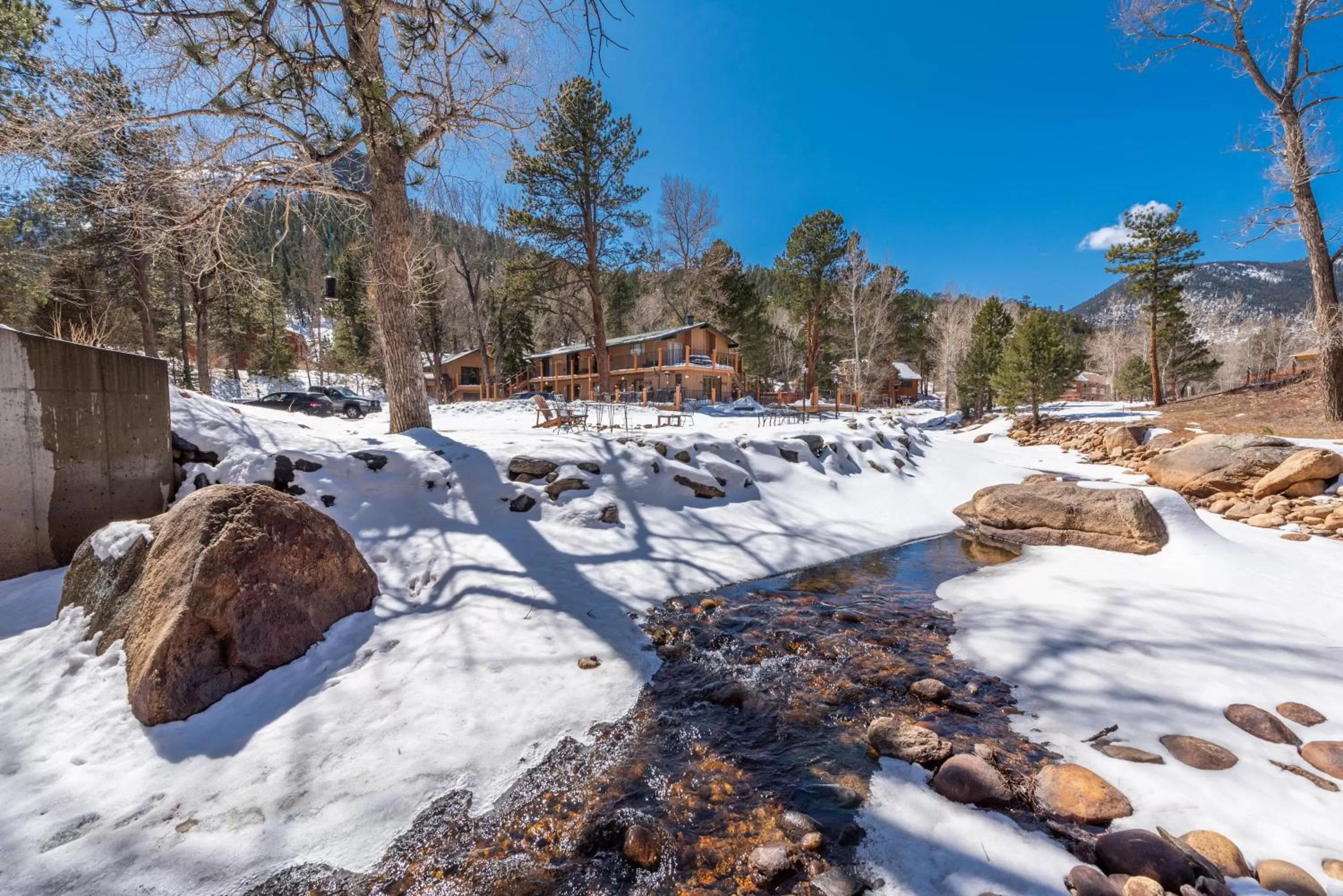 Property building in 4 Seasons Inn on Fall River