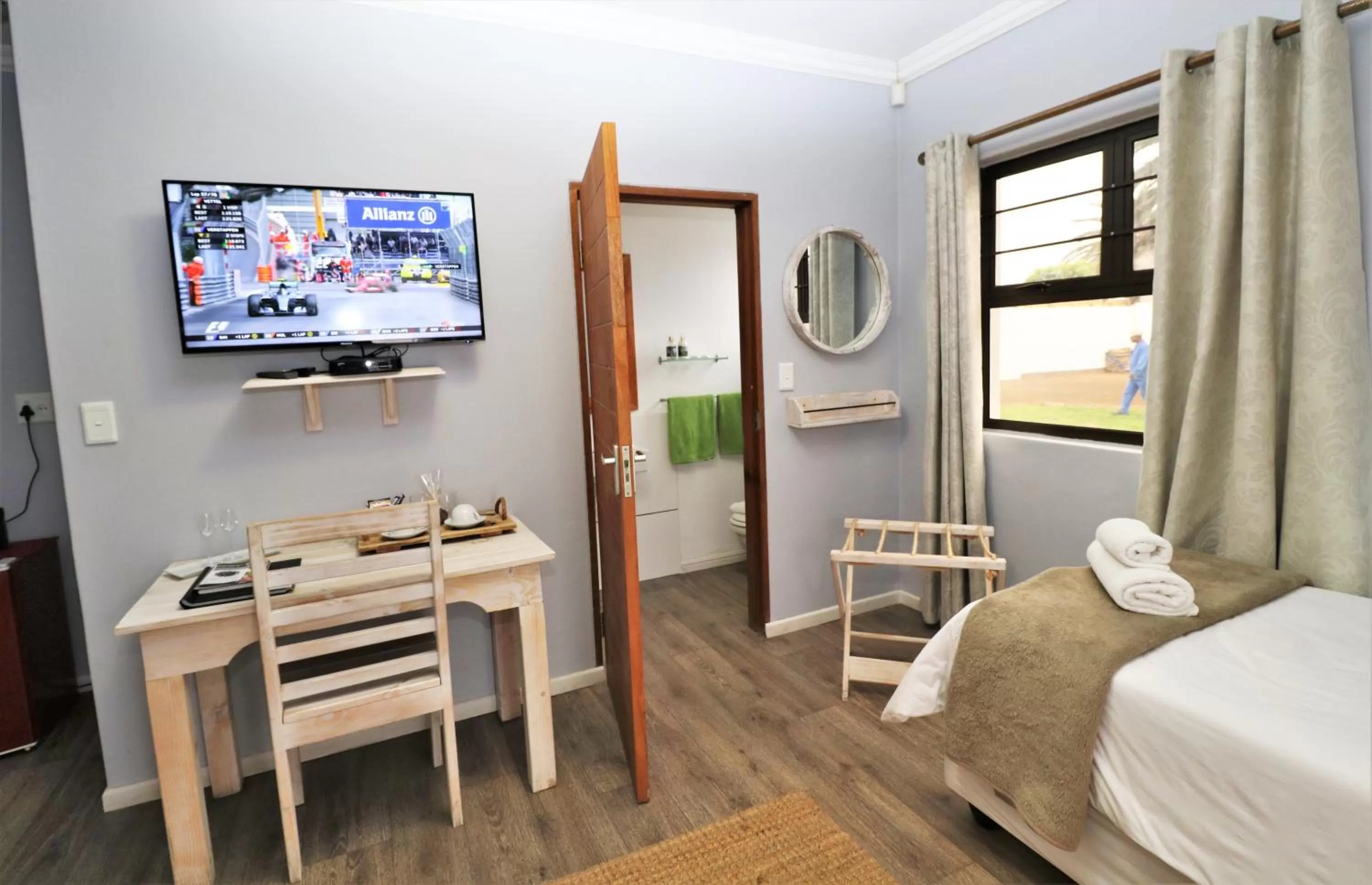 Bathroom, TV/Entertainment Center in Tiende Laan Bed & Breakfast and Self-Catering