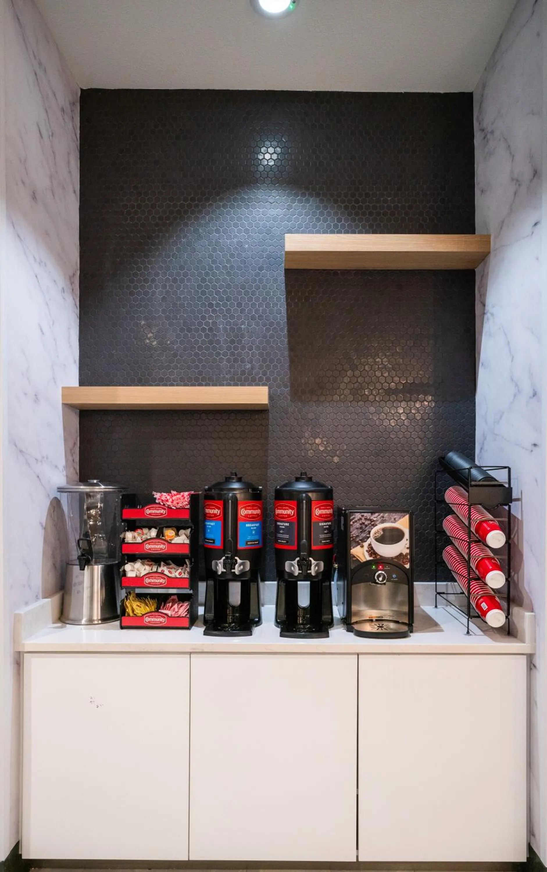 Coffee/tea facilities in La Quinta Inn & Suites by Wyndham Austin Parmer Tech Ridge