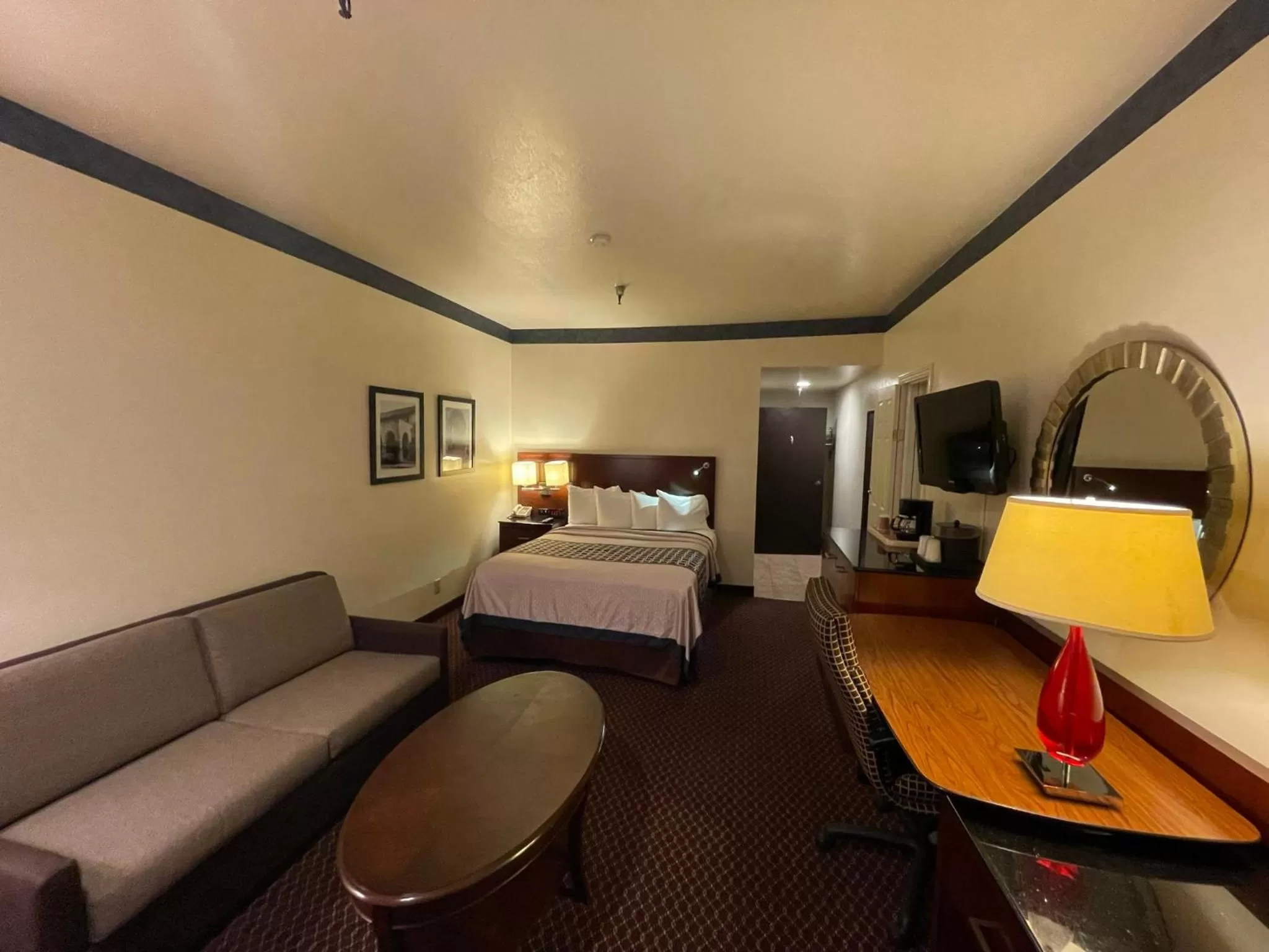 Bedroom, Bed in Oakridge Inn