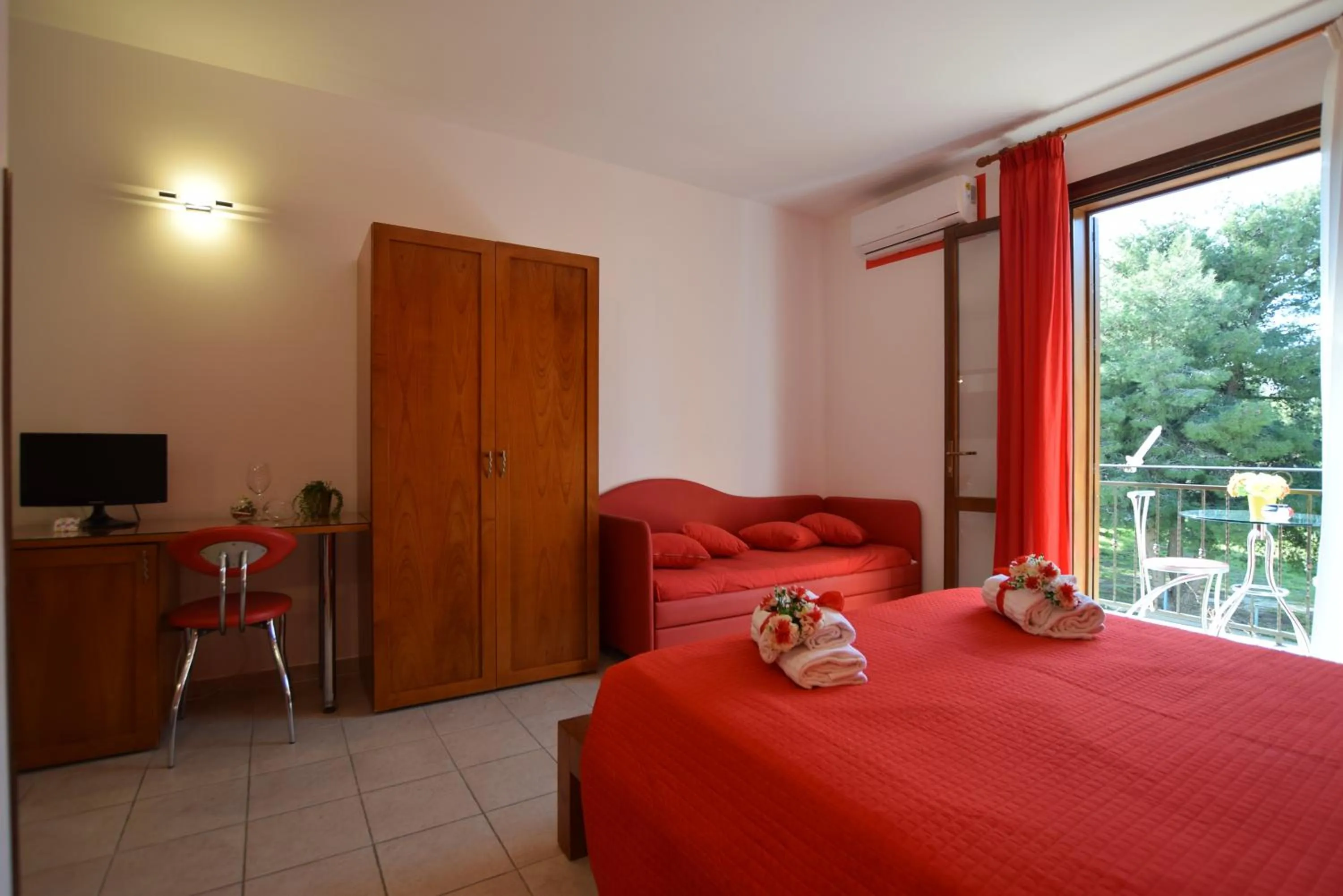 Day, Bed in Hotel Iride by Marino Tourist