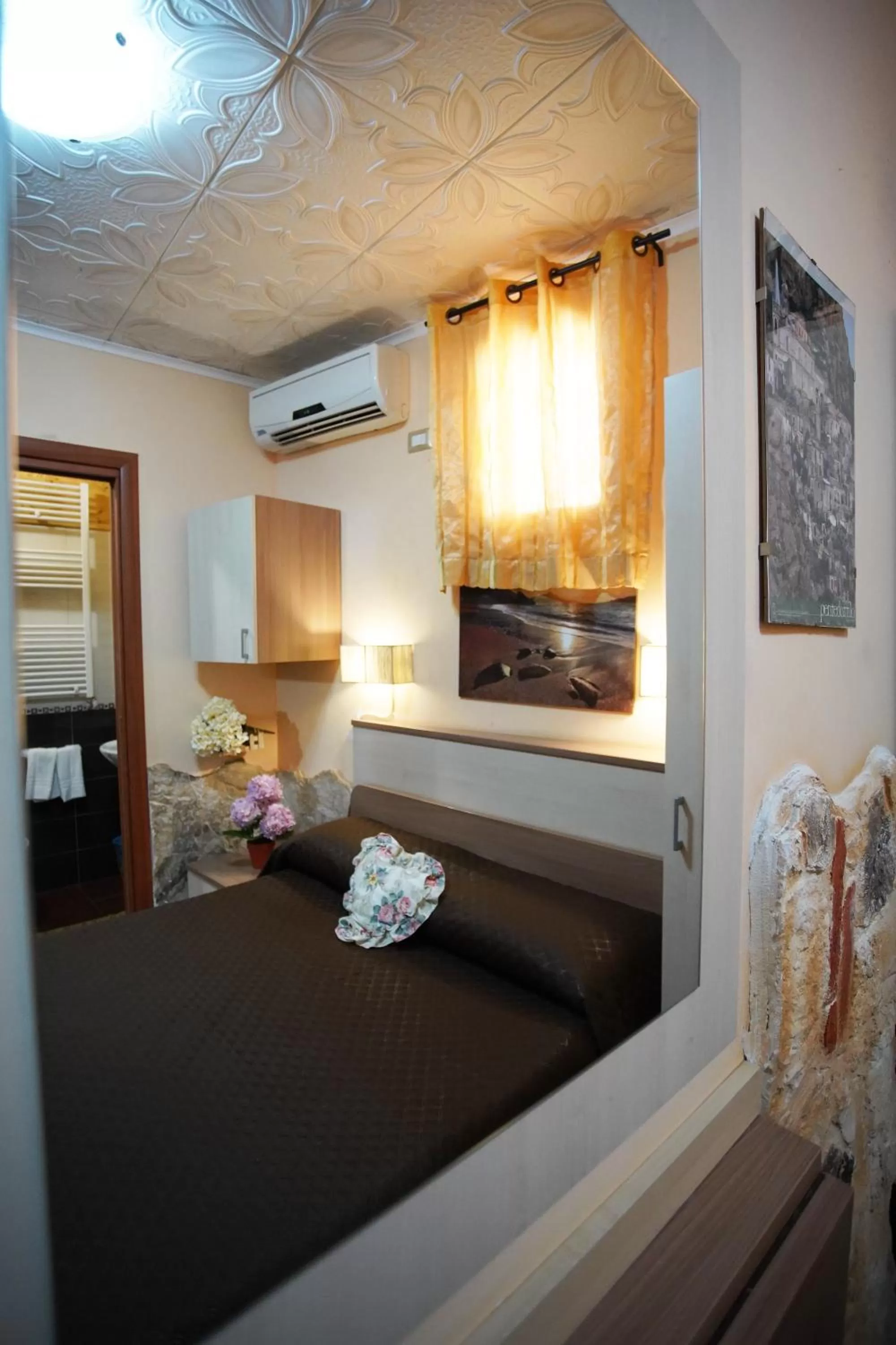 Photo of the whole room, Bed in Golden Dreams B&B