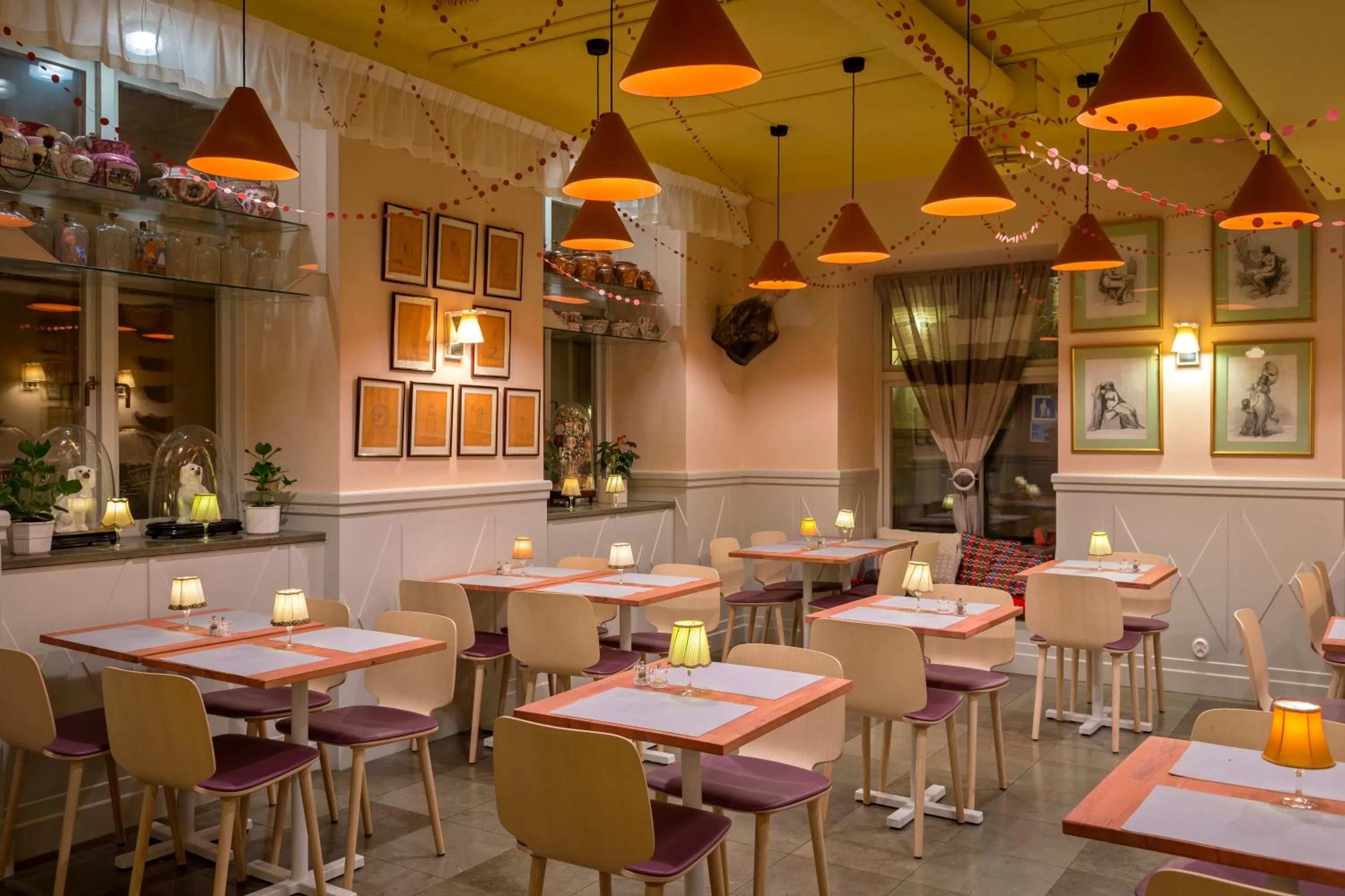 Restaurant/places to eat in Lady Hamilton Apartments