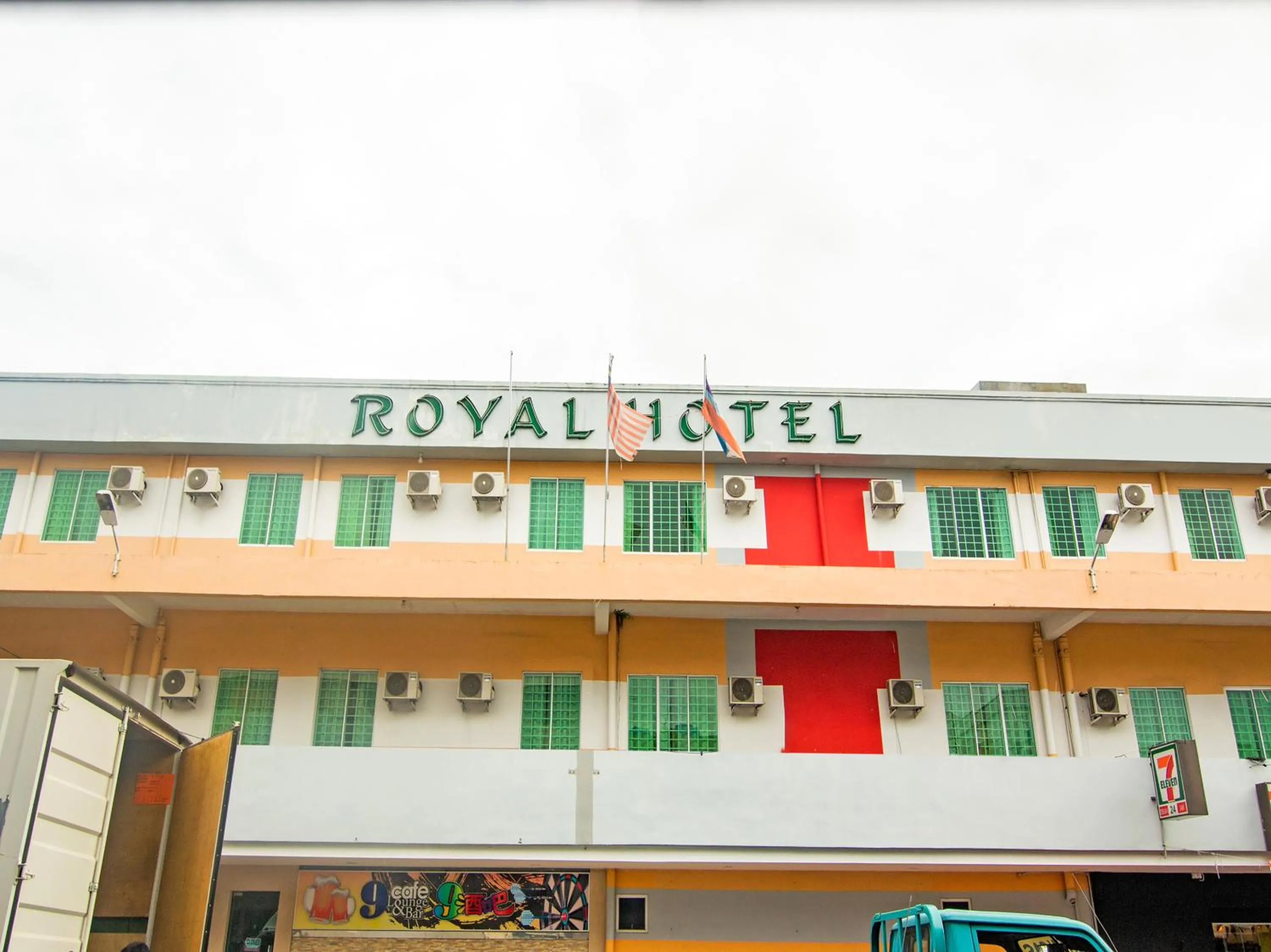 Property Building in OYO 89408 Royal Hotel
