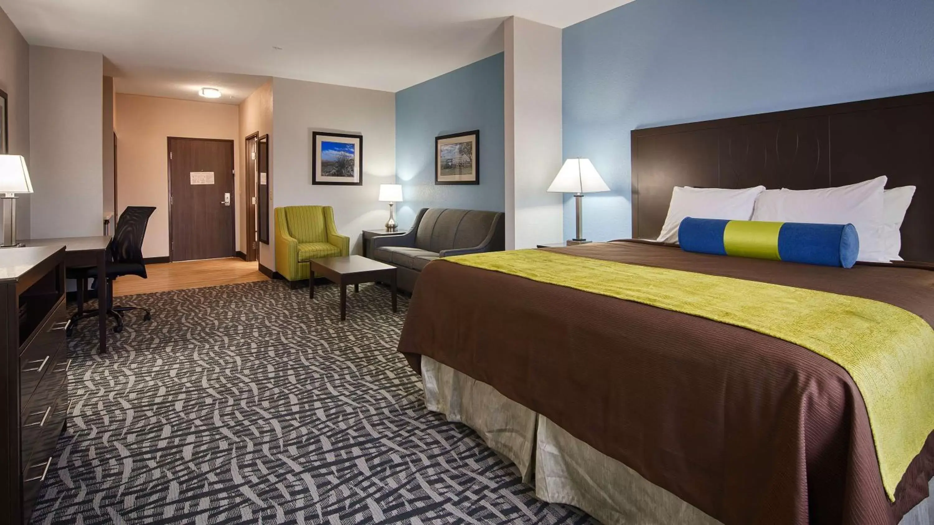 King Suite with Sofa Bed and Bath Tub - Kitchenette/Mobility Accessible in Best Western Plus Lonestar Inn & Suites King Suite with Sofa Bed and Bath Tub - Kitchenette/Mobility Accessible in Best Western Plus Lonestar Inn & Suites