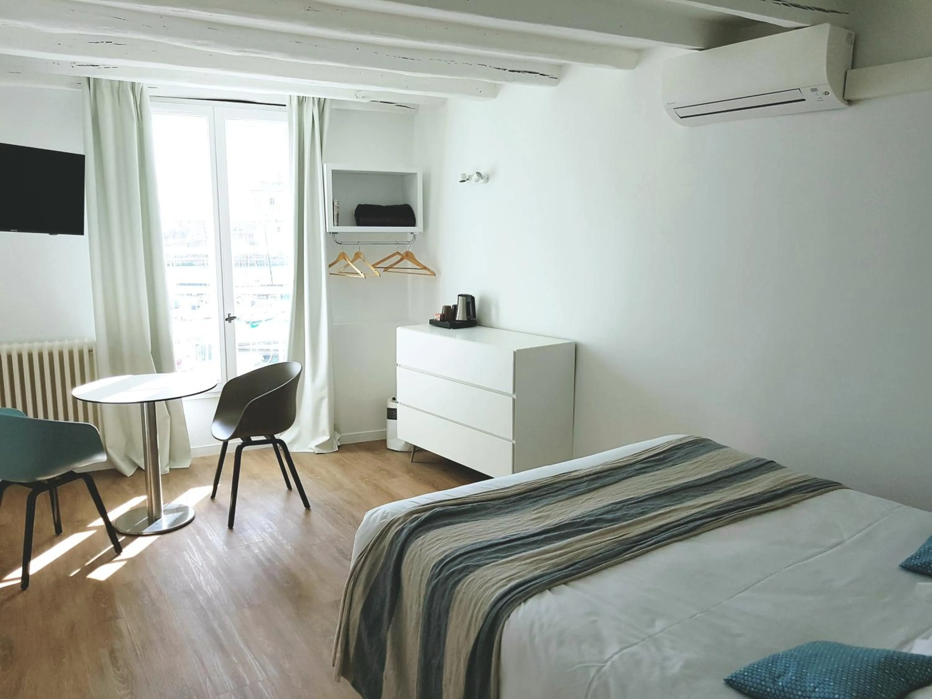 Photo of the whole room, Bed in Hotel La Marine, Vieux Port