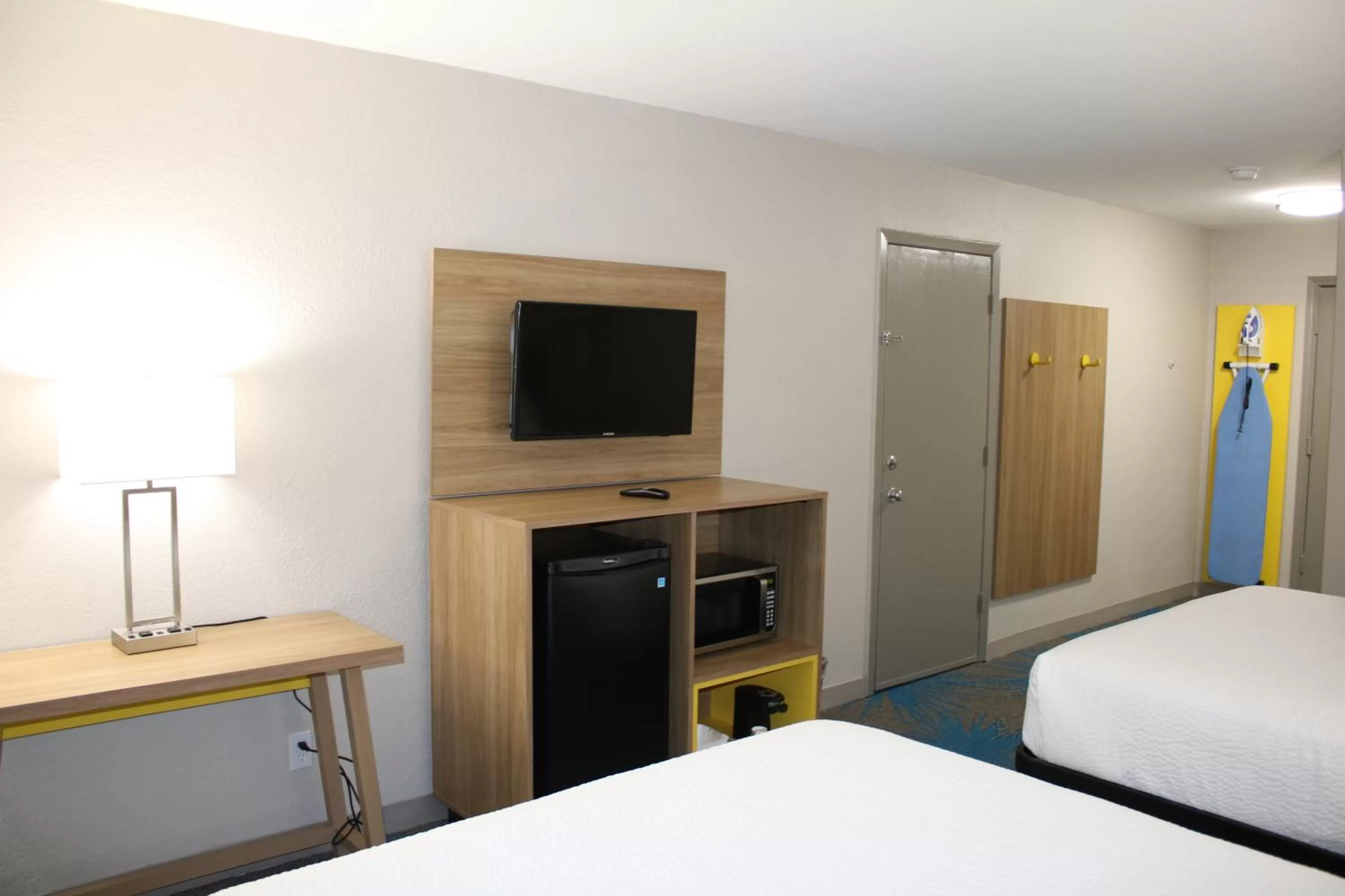 Bedroom, Bed in Days Inn by Wyndham Waco University Area