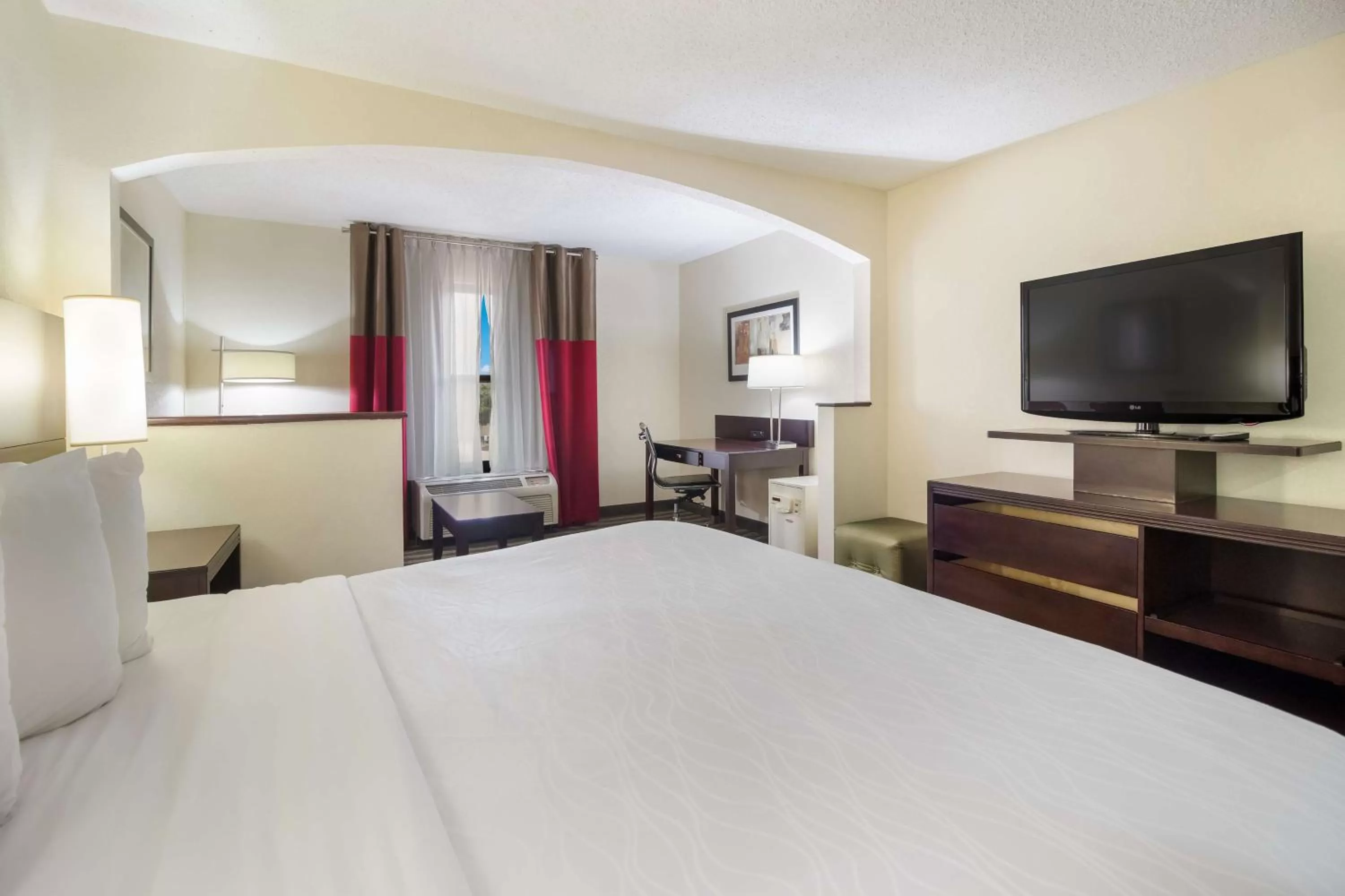 King Suite - Disability Access in Best Western Suites near Opryland