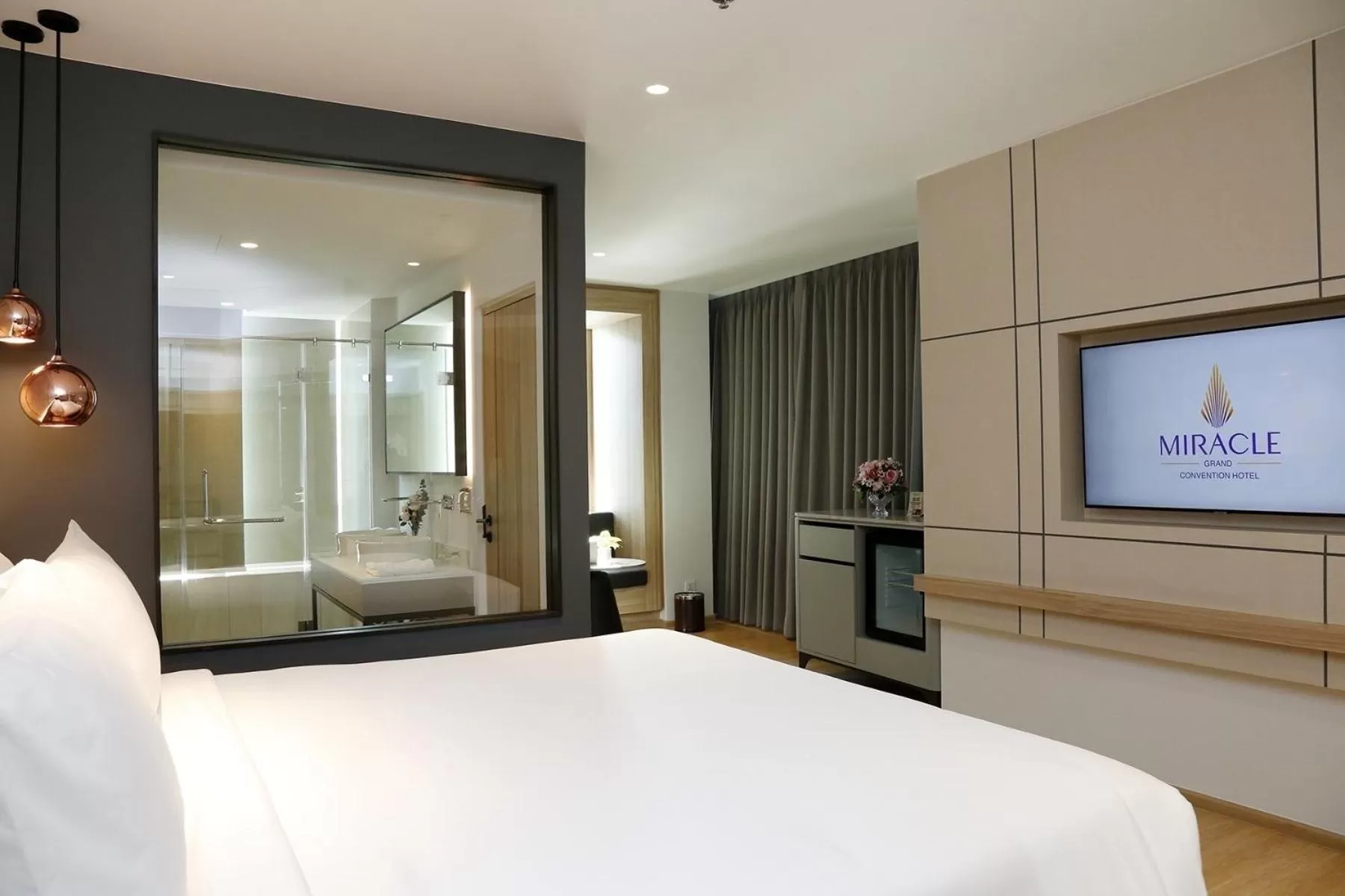 Bedroom, Bed in Miracle Grand Convention Hotel