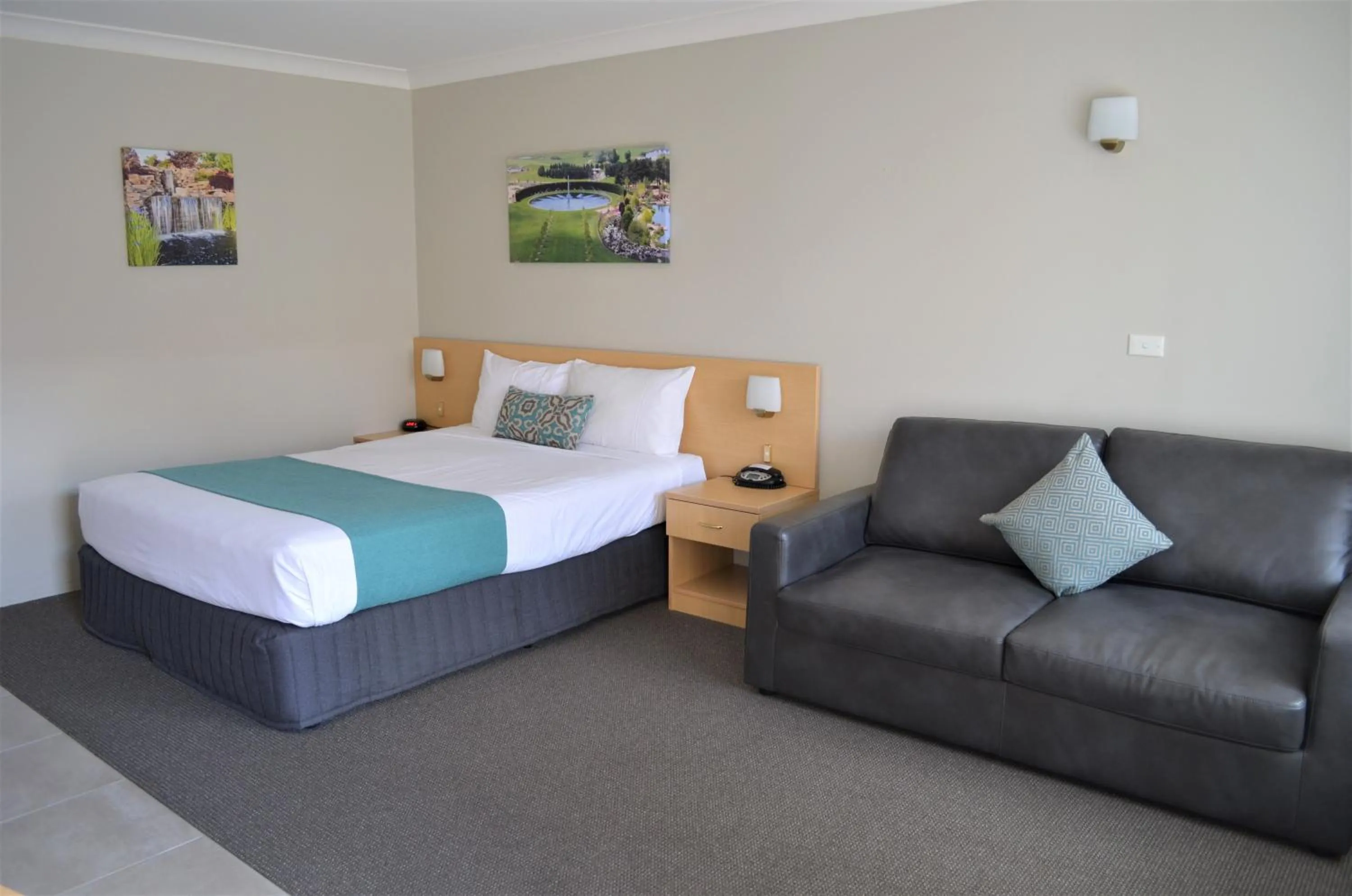 Photo of the whole room, Bed in Bathurst Motor Inn