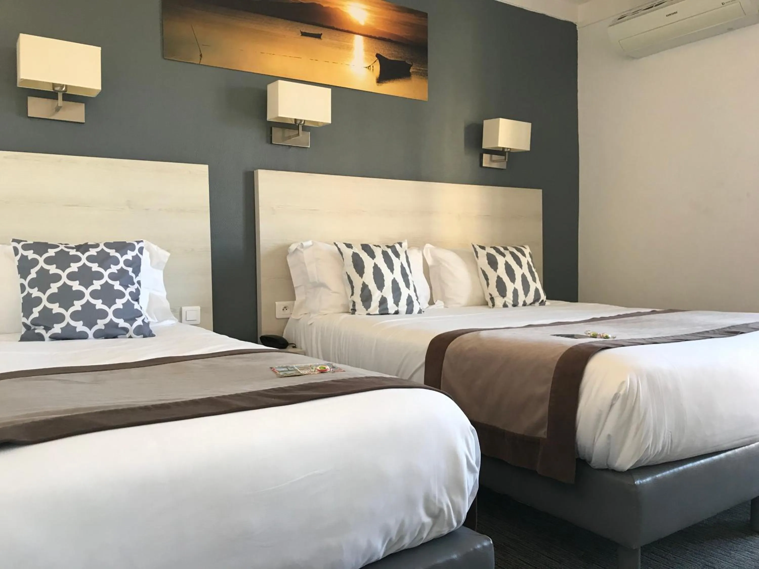 Bedroom, Bed in Le Regina Hôtel et restaurant Canet-plage