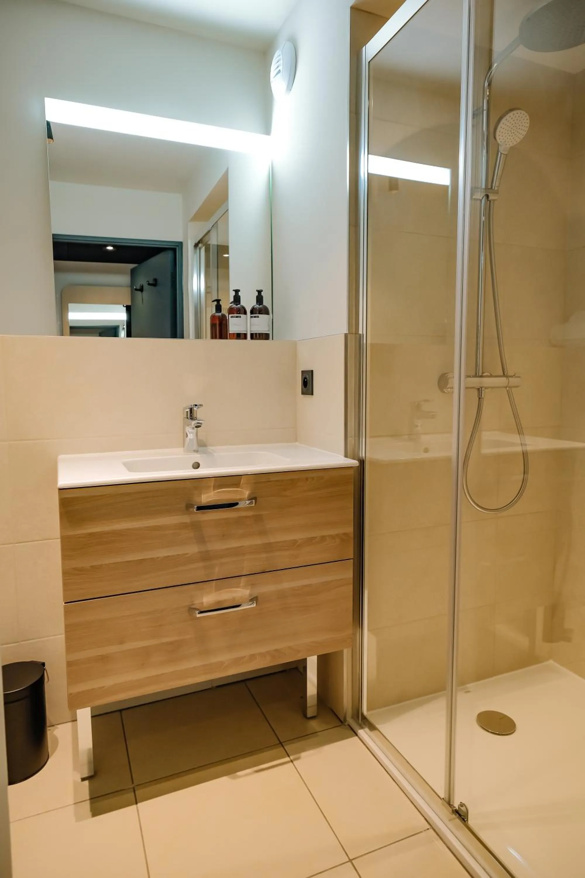 Shower in Live Hotels Bordeaux Lac