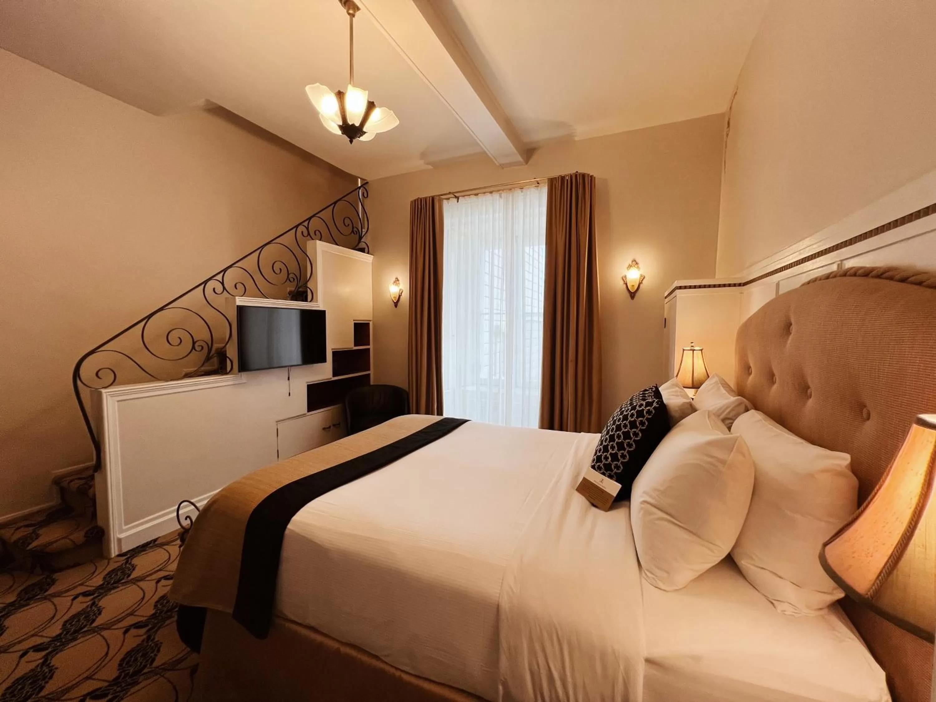 Bed in Hotel Manoir D'Auteuil - Par Aneyro