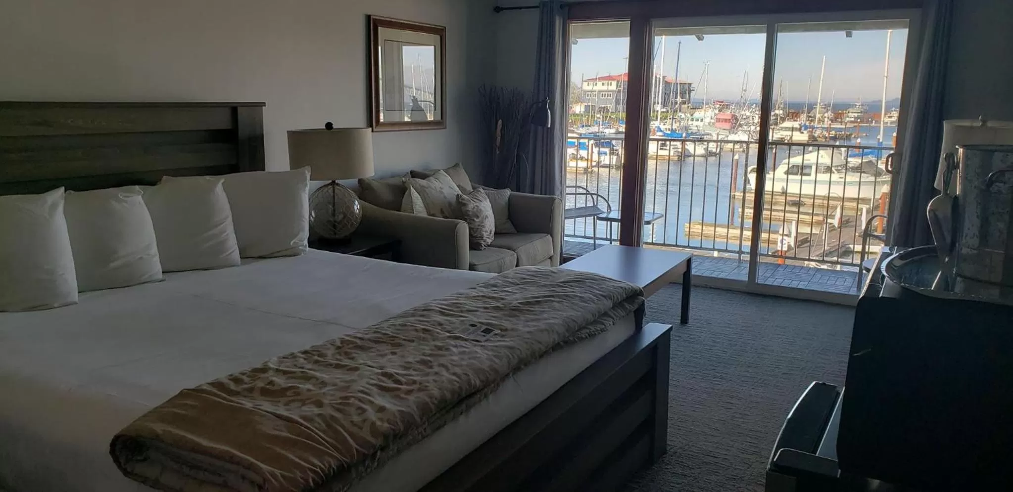 Bed in Astoria Riverwalk Inn