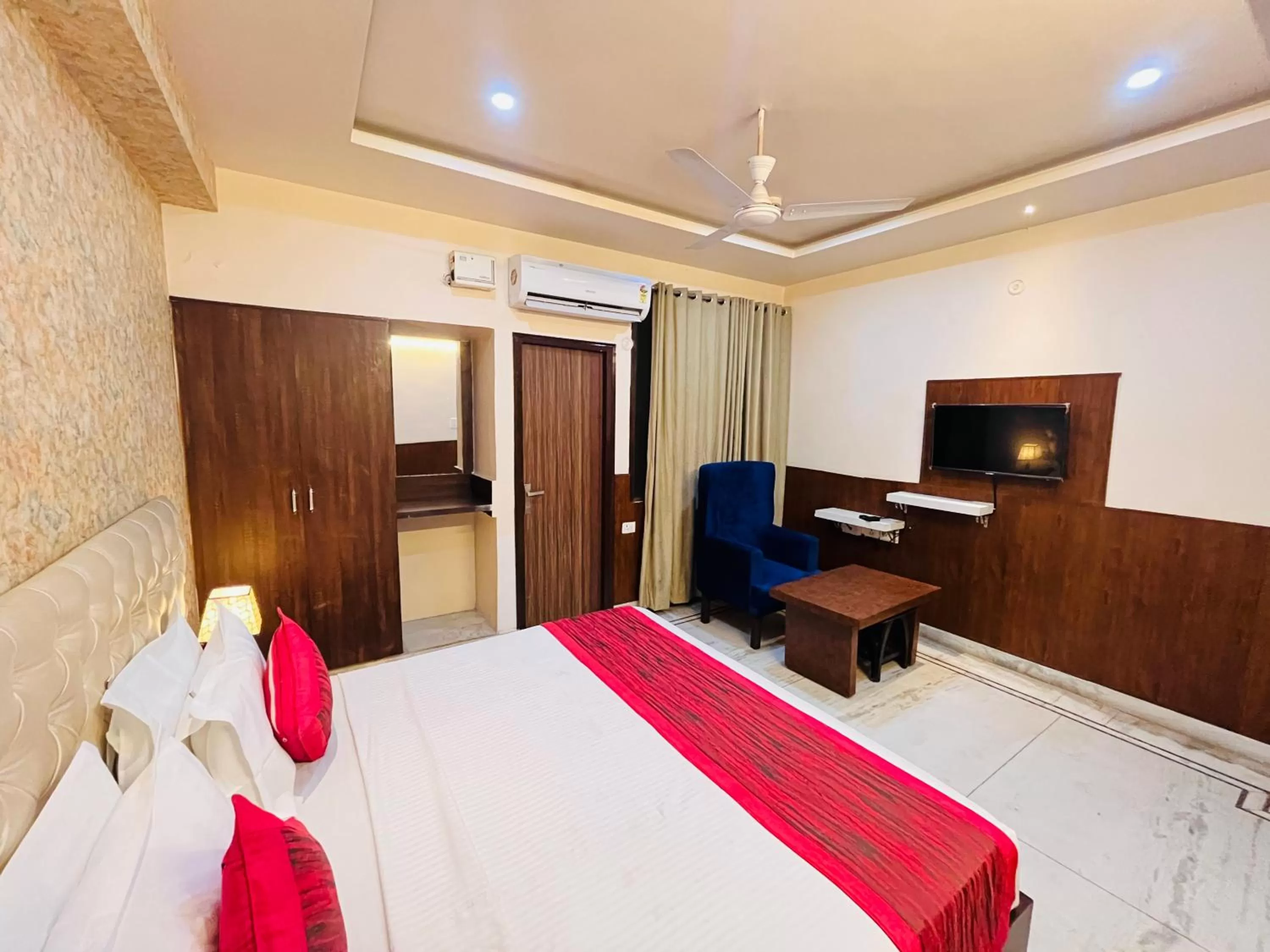 Bed in Hotel The Leaf - Gomti Nagar Lucknow