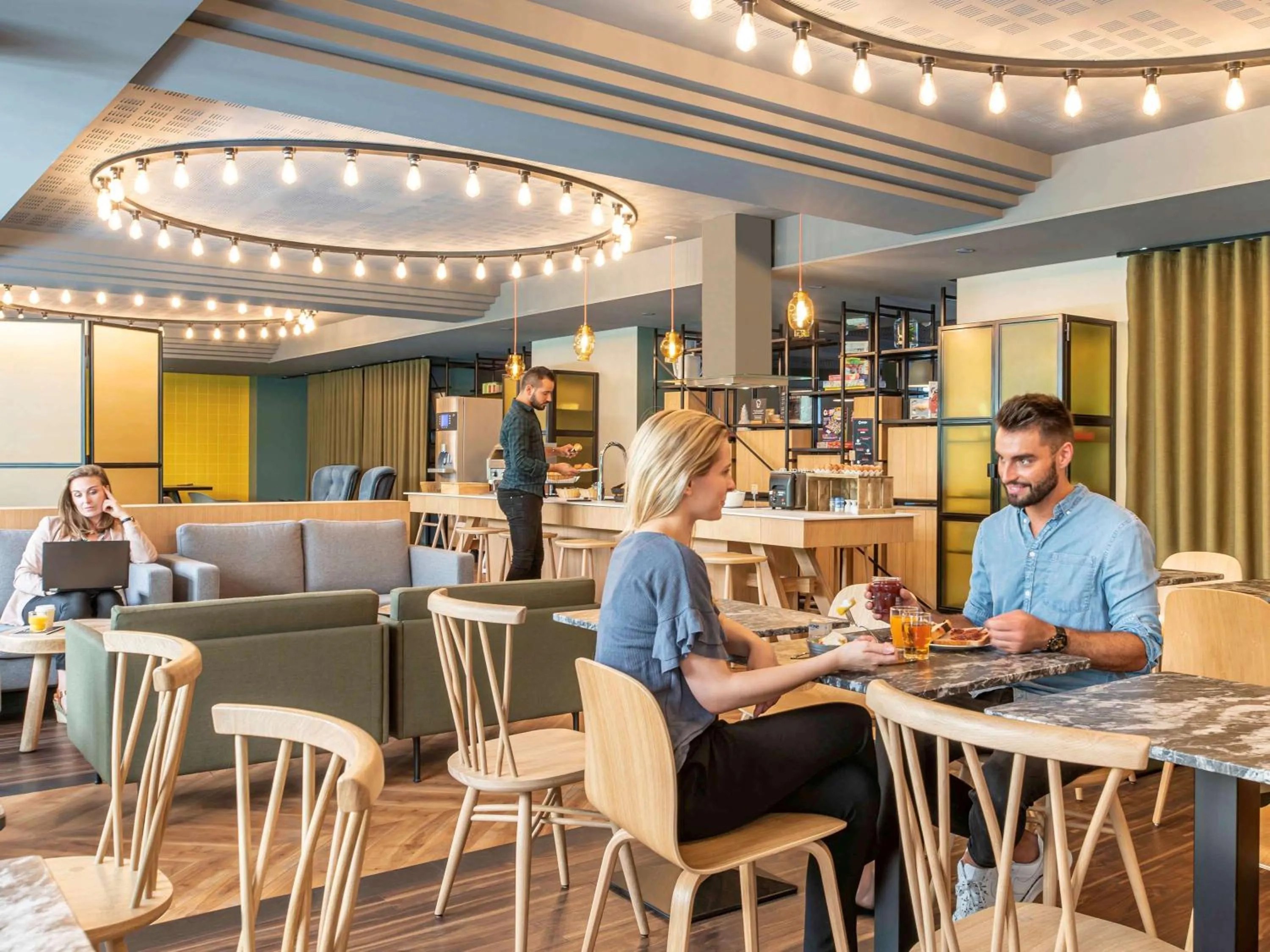 Restaurant/places to eat in Aparthotel Adagio Porte de Versailles