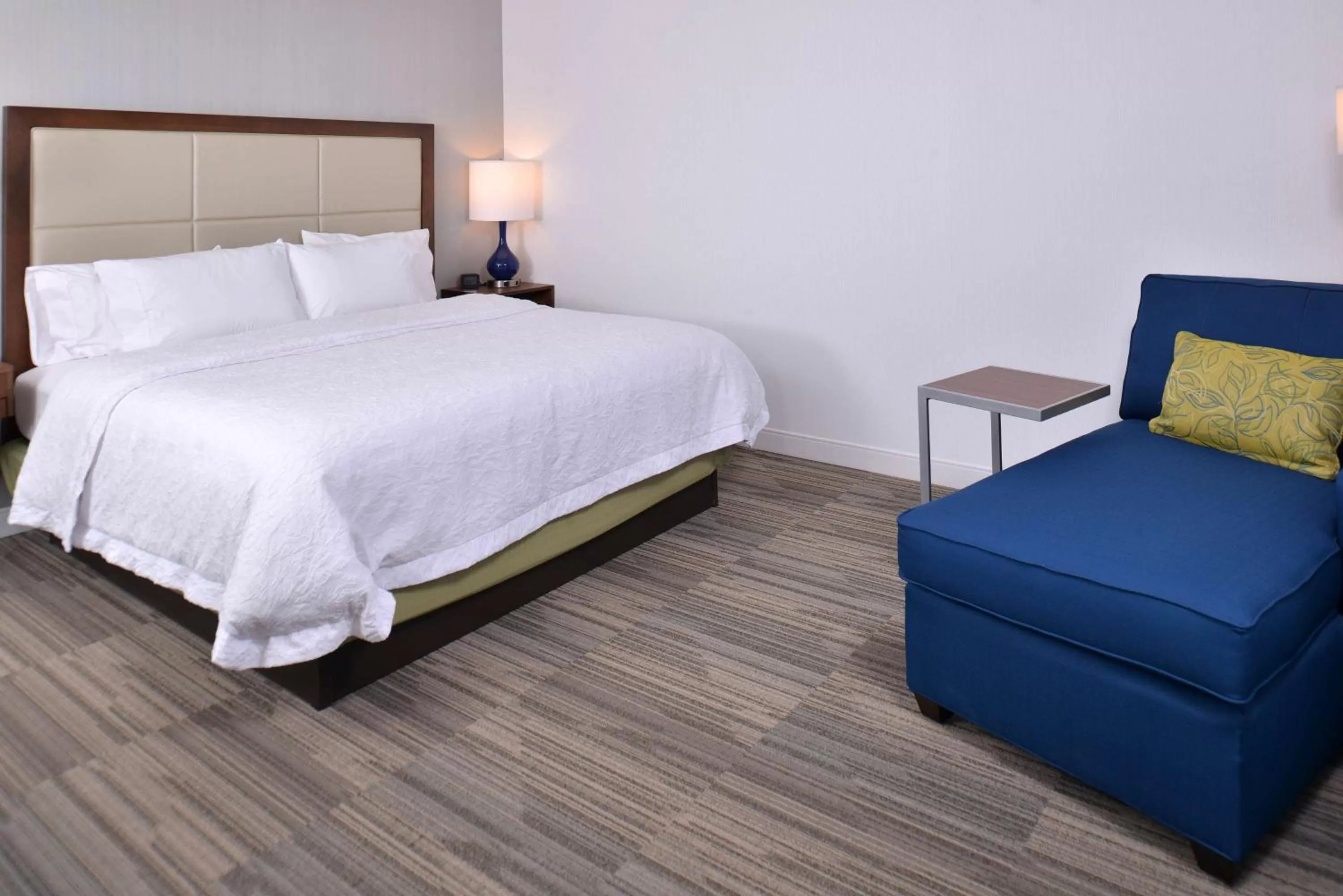 Bed in Hampton Inn & Suites Ann Arbor West