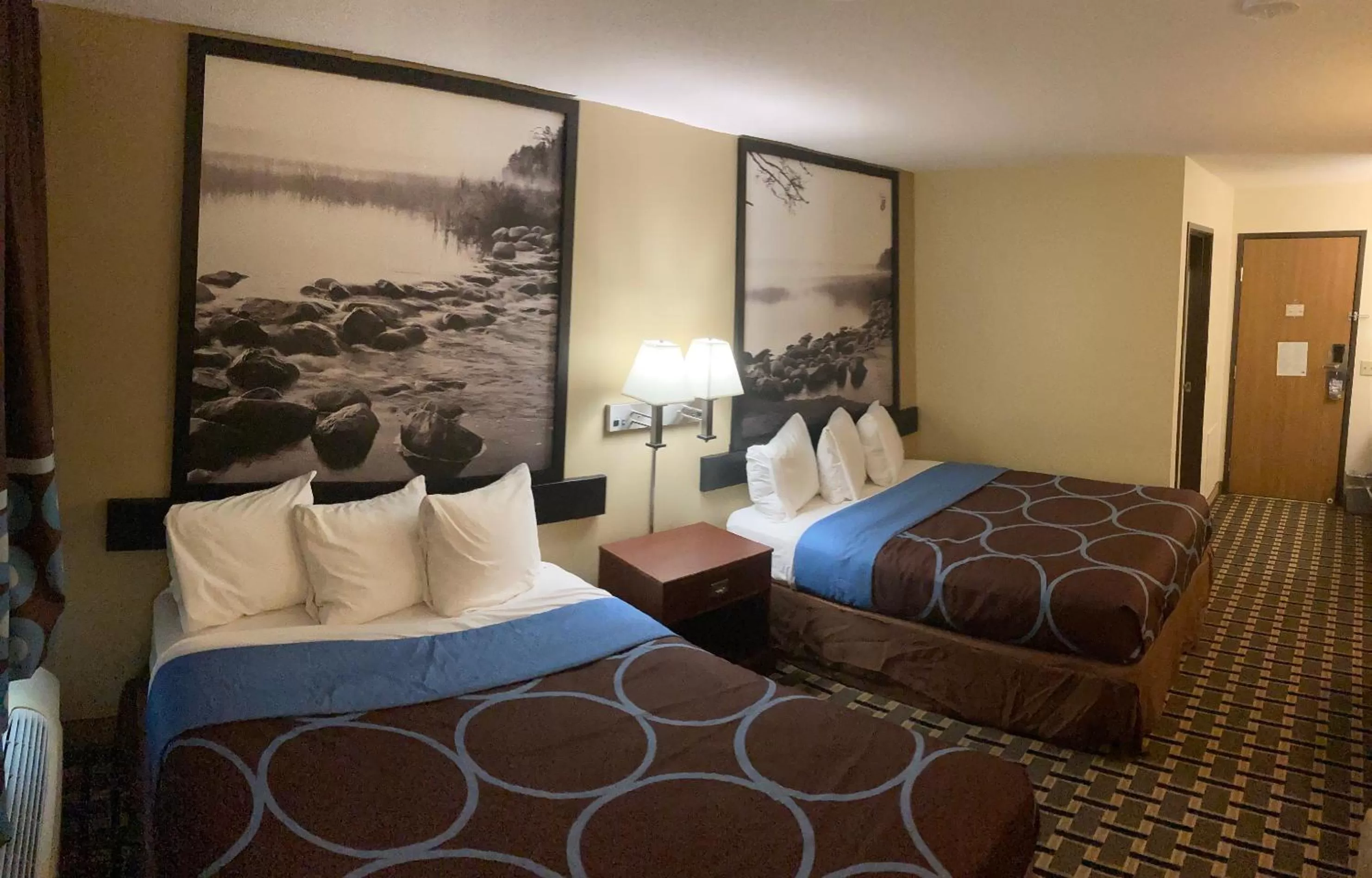 Bed in Super 8 by Wyndham Chisago City