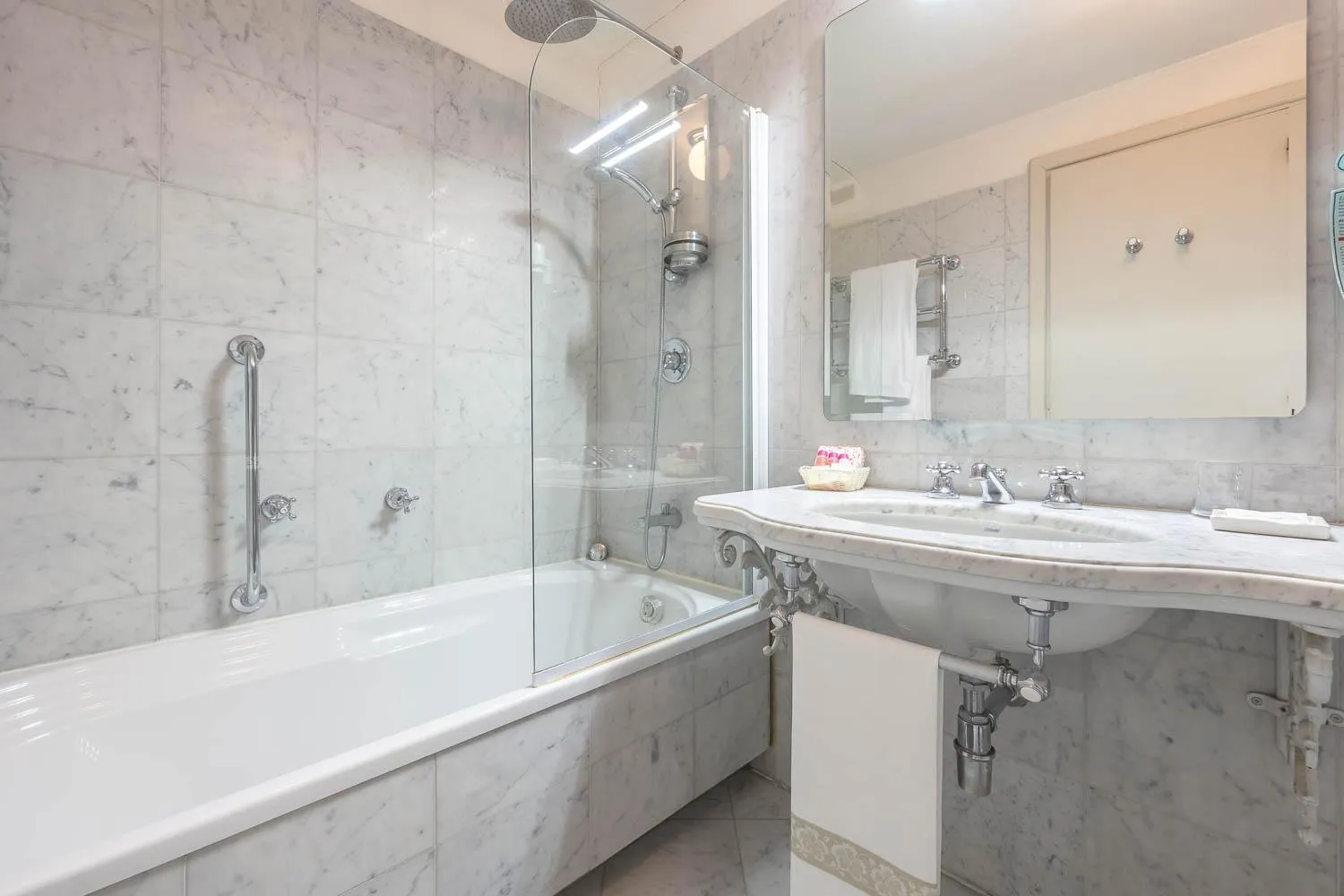 Bathroom in Hotel San Luca