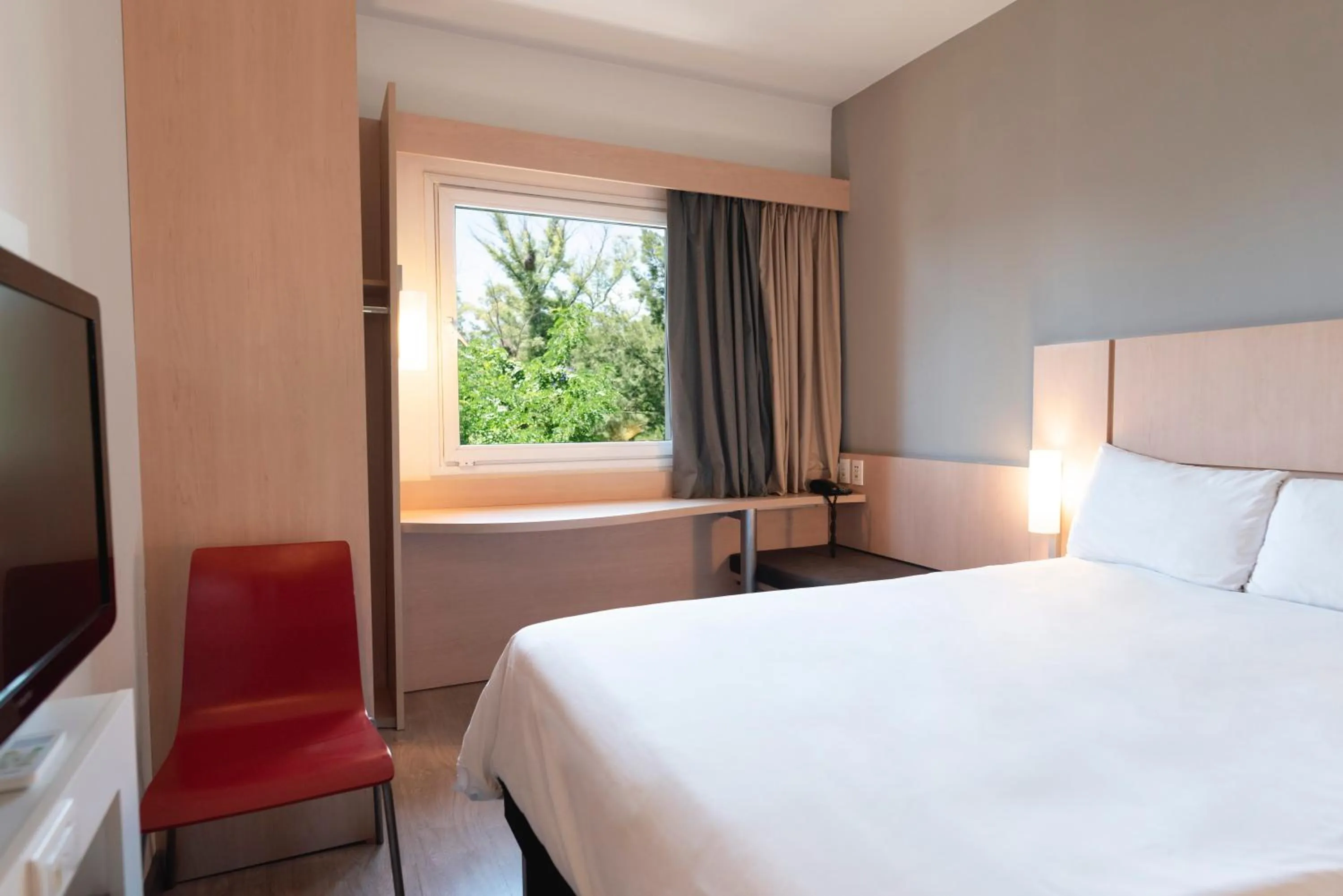 Photo of the whole room, Bed in ibis Pilar