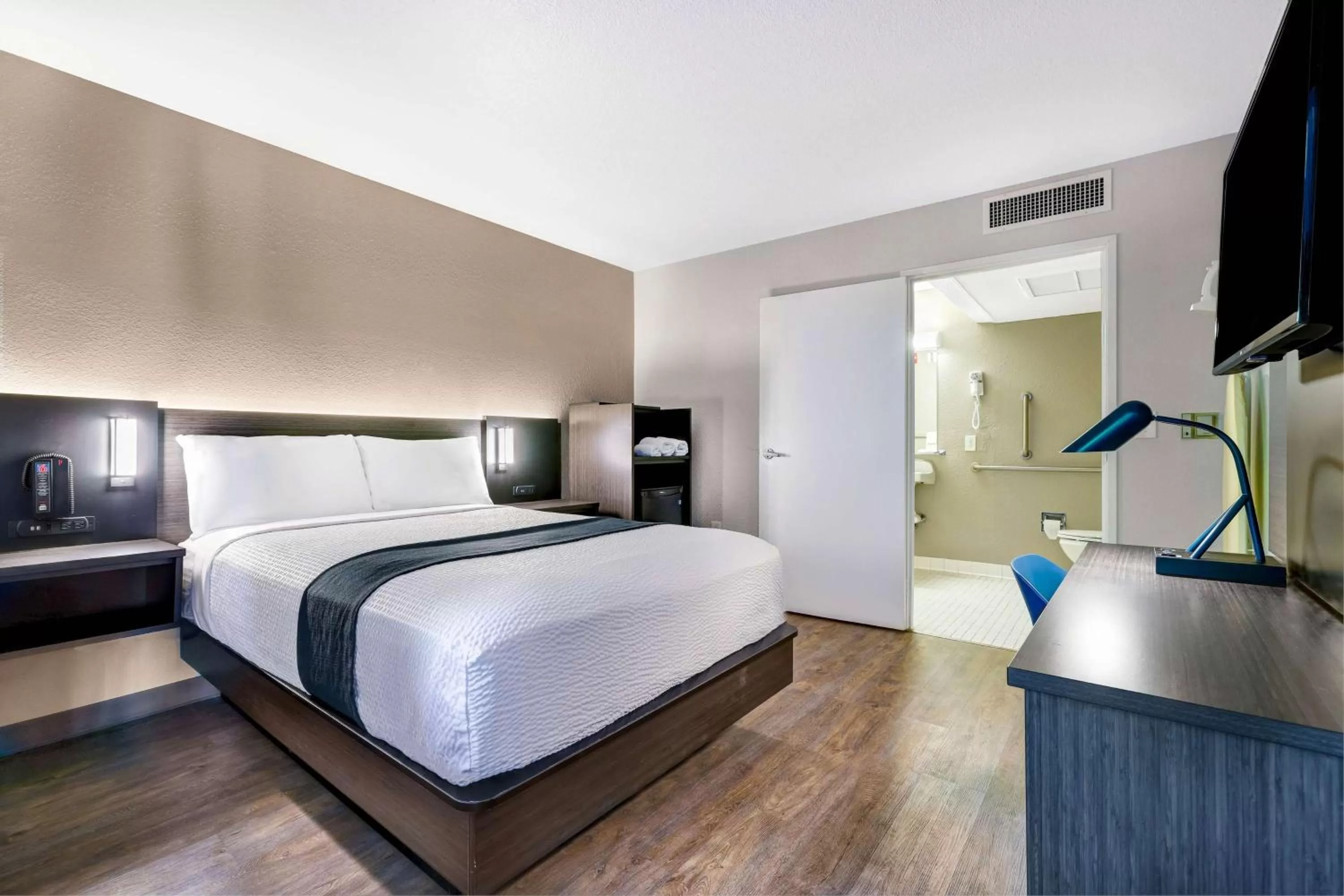 Bedroom, Bed in Motel 6-Issaquah, WA - Seattle - East