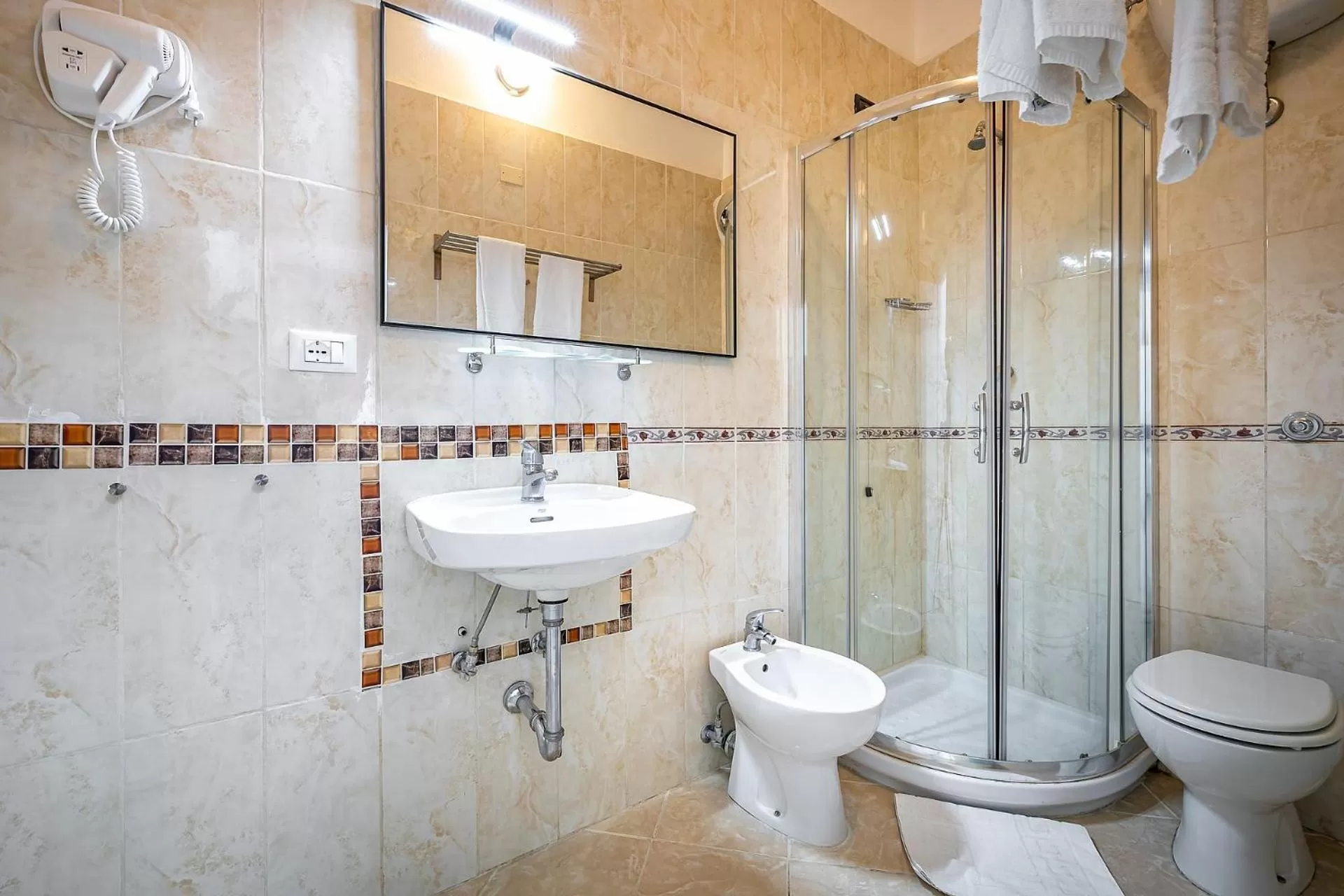 Bathroom in HOTEL VENETO con accesso ZTL