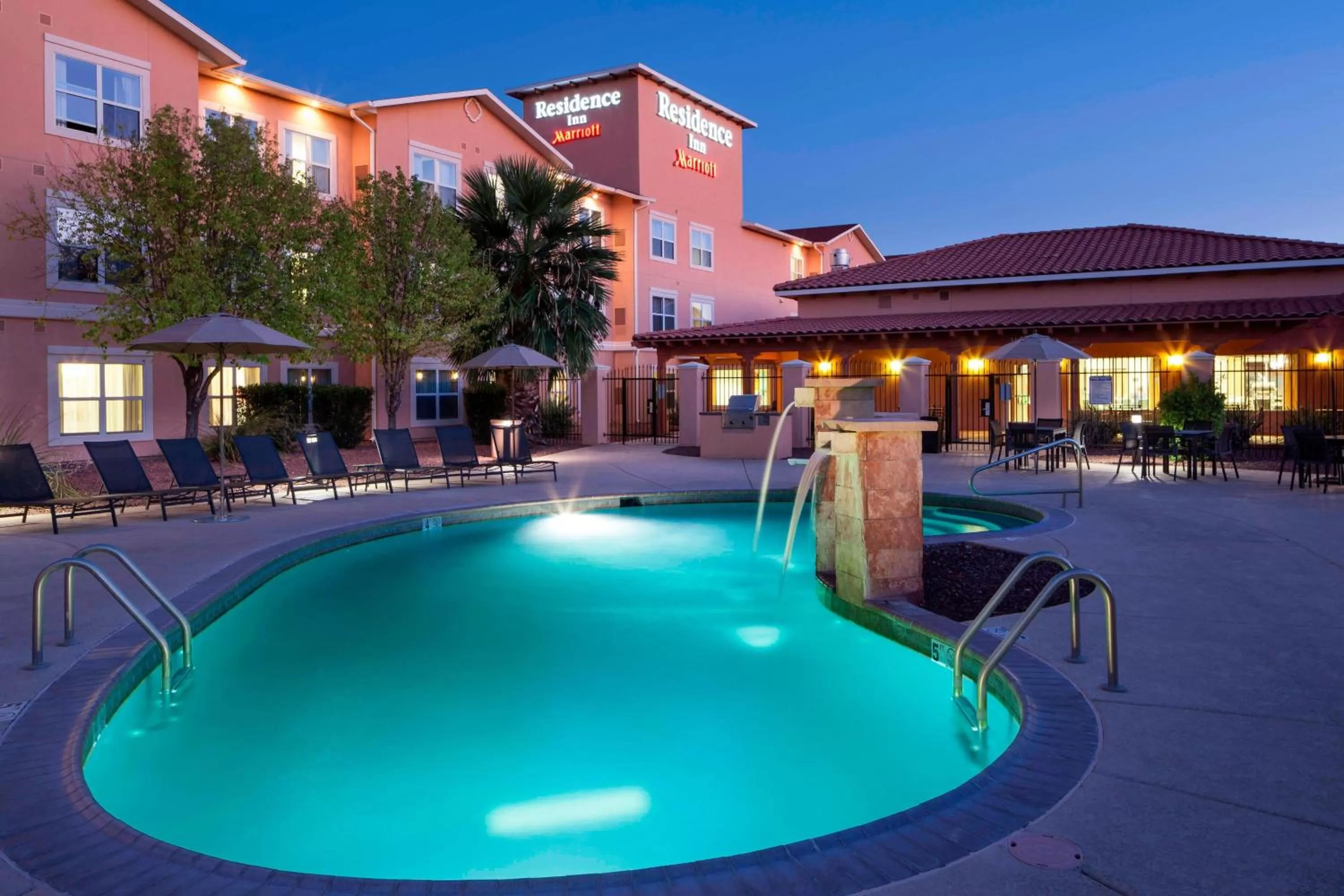 Swimming pool in Residence Inn Tucson Airport