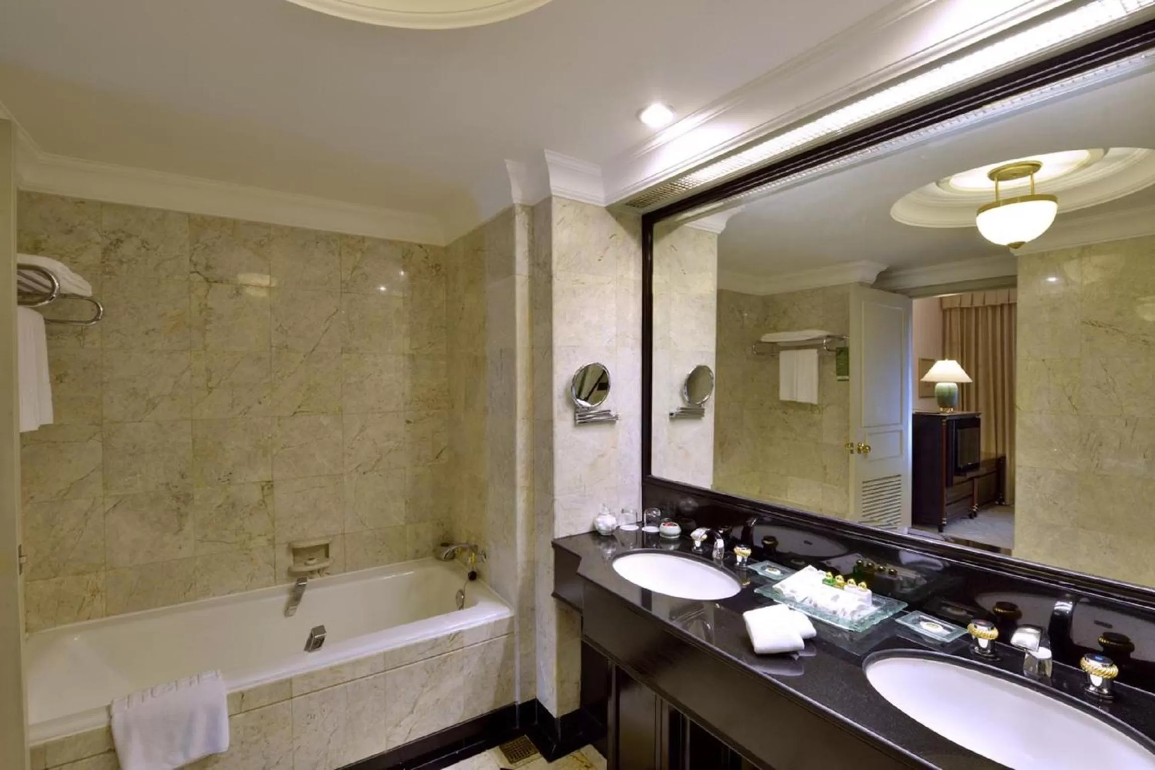 Bathroom in Evergreen Laurel Hotel Bangkok