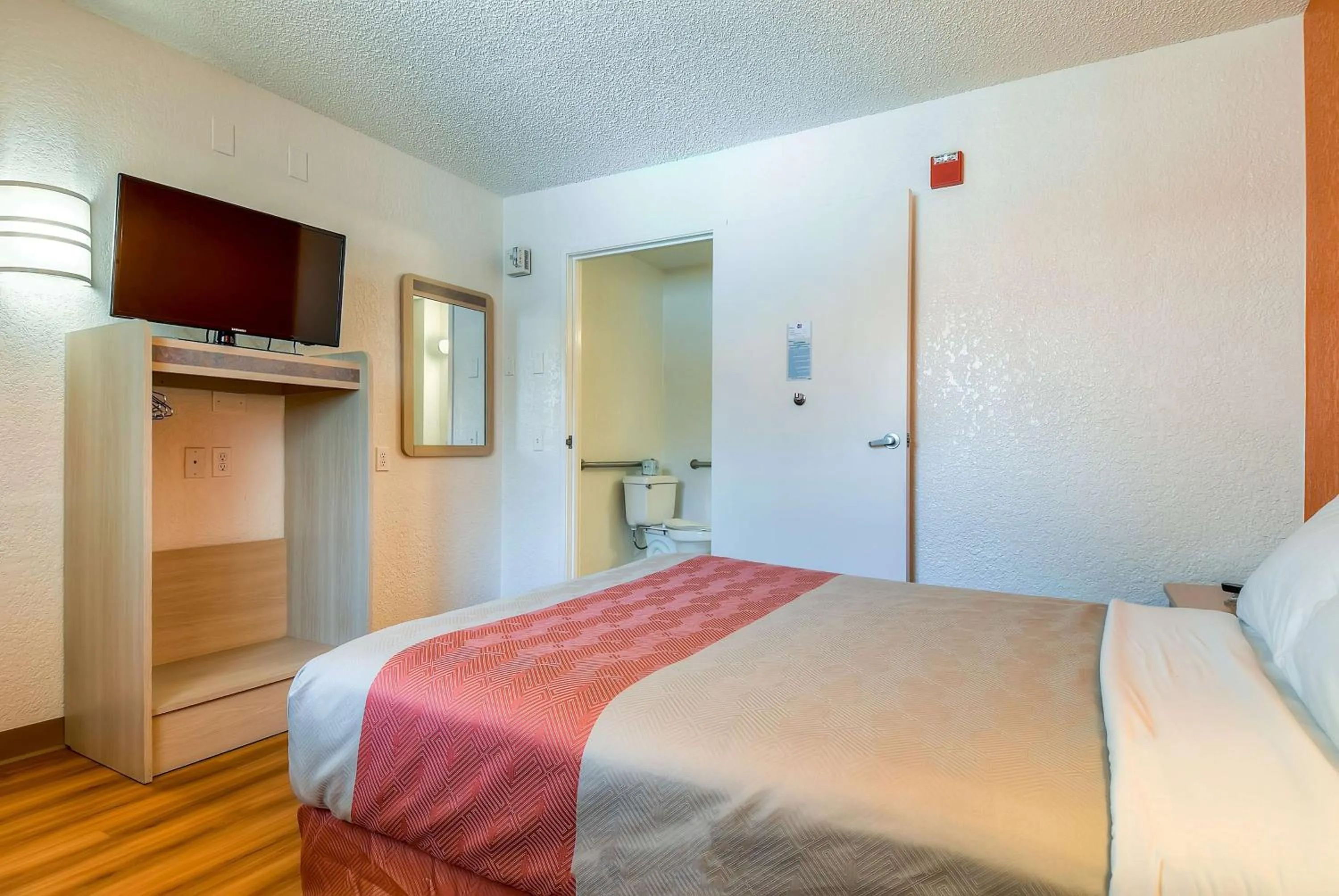Double Room - Disability Access - Roll In Shower in Motel 6-Rowland Heights, CA - Los Angeles - Pomona