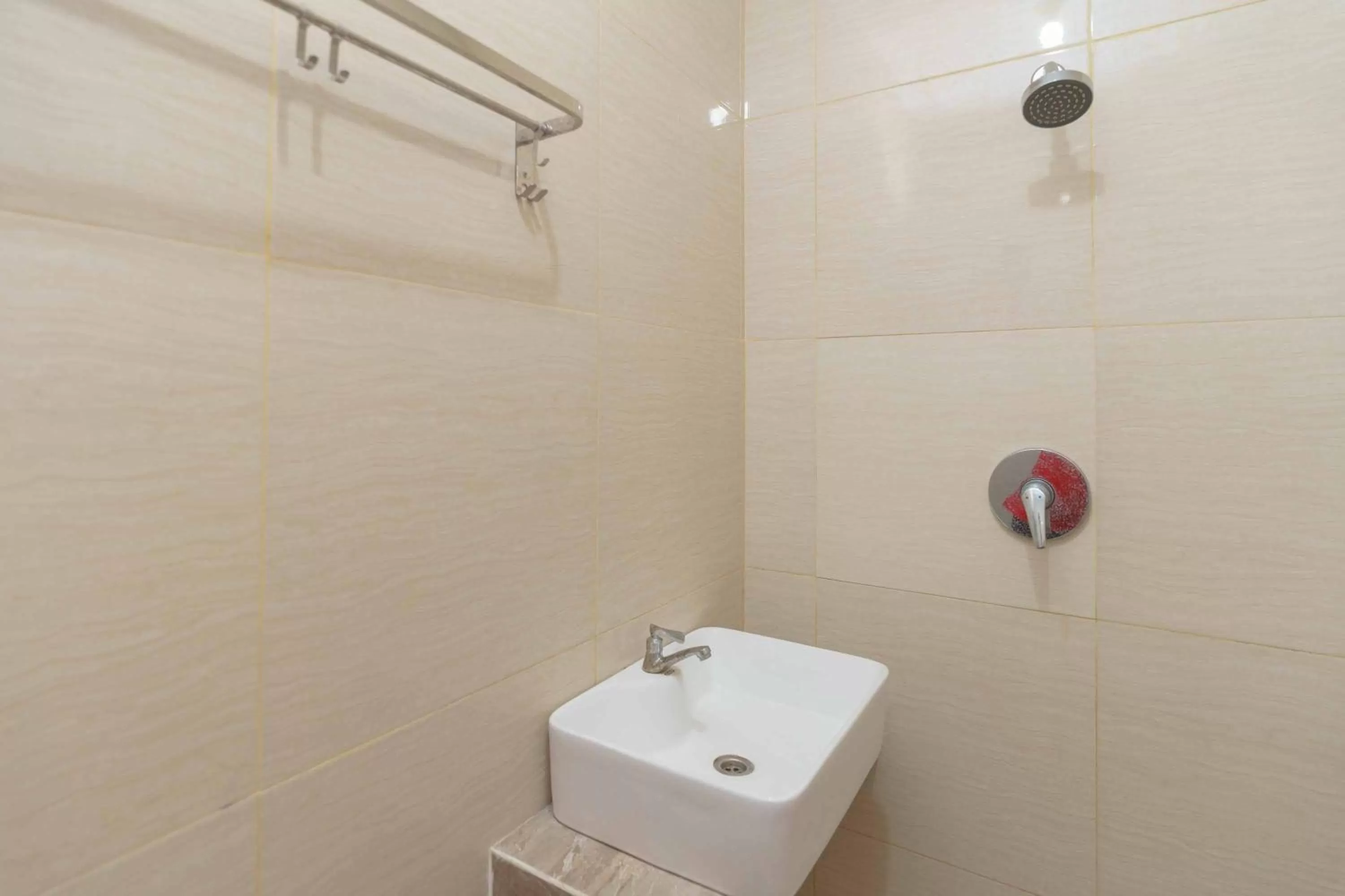 Bathroom in RedDoorz Plus near Eka Hospital BSD 5