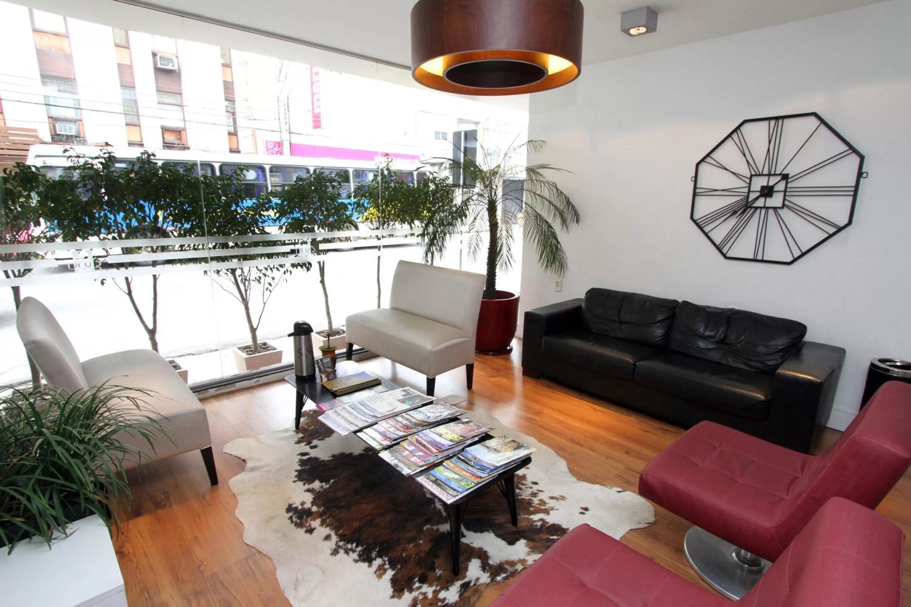 Communal lounge/ TV room in Hotel Curi Executive