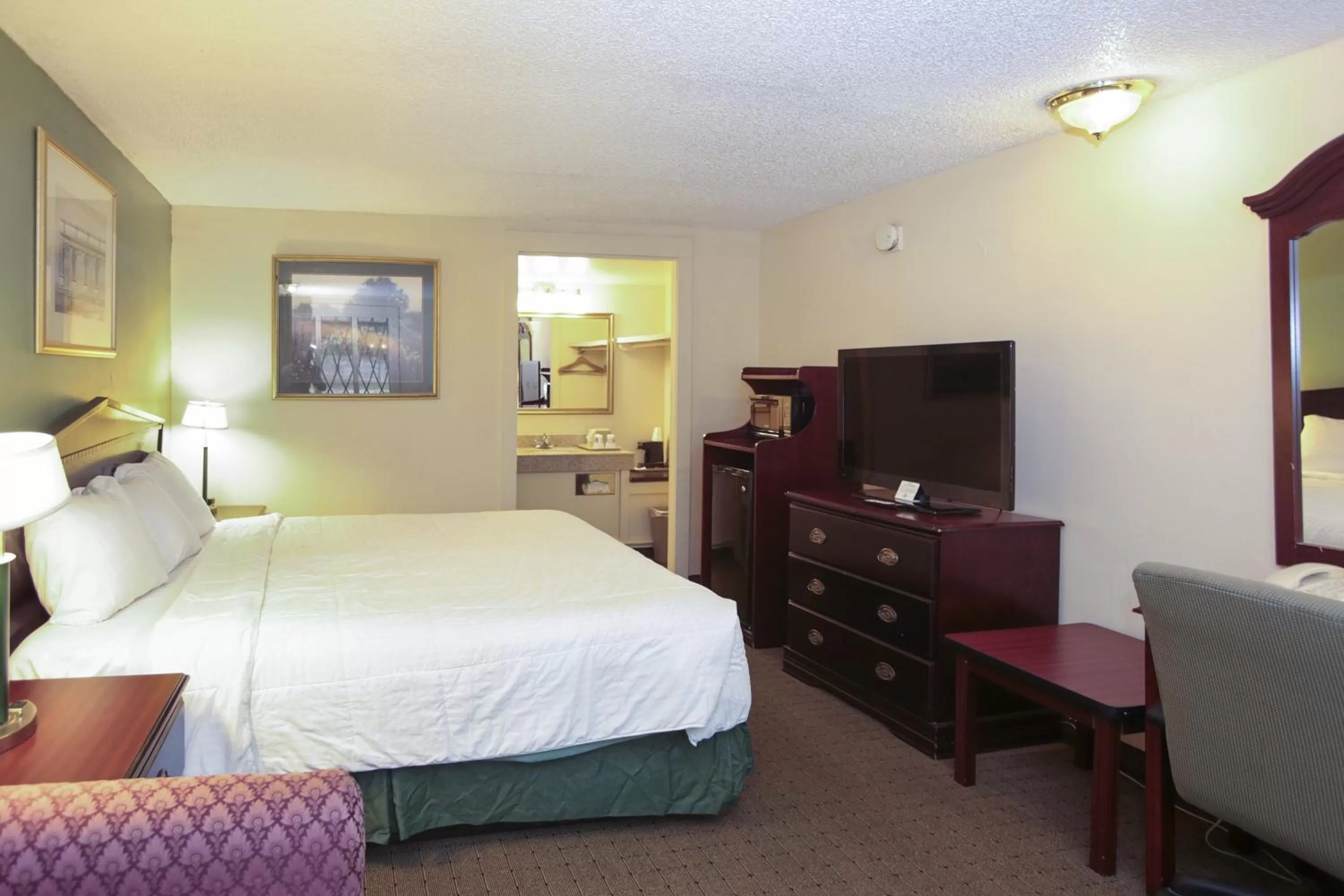 Bedroom, Bed in Knights Inn - Battle Creek