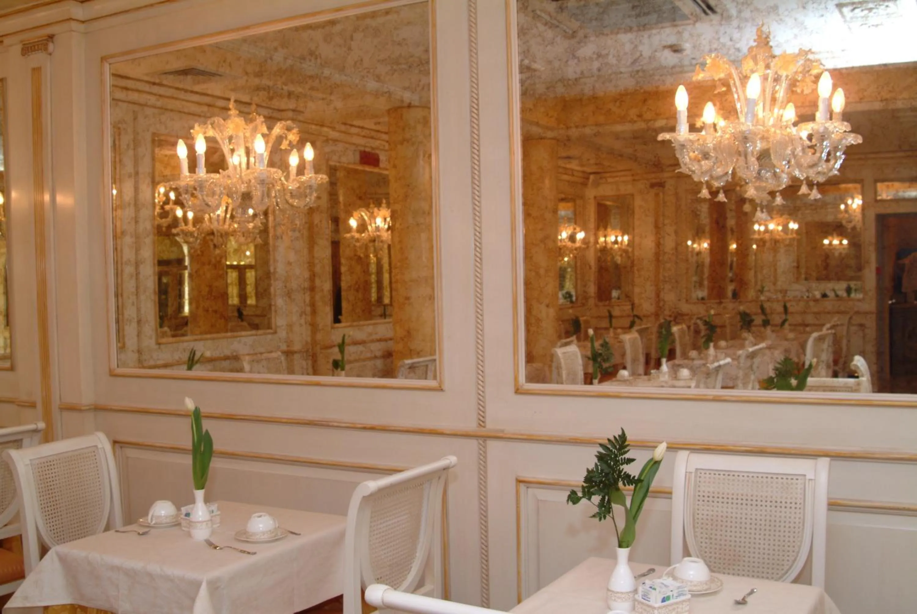 Restaurant/places to eat in Hotel Belle Epoque