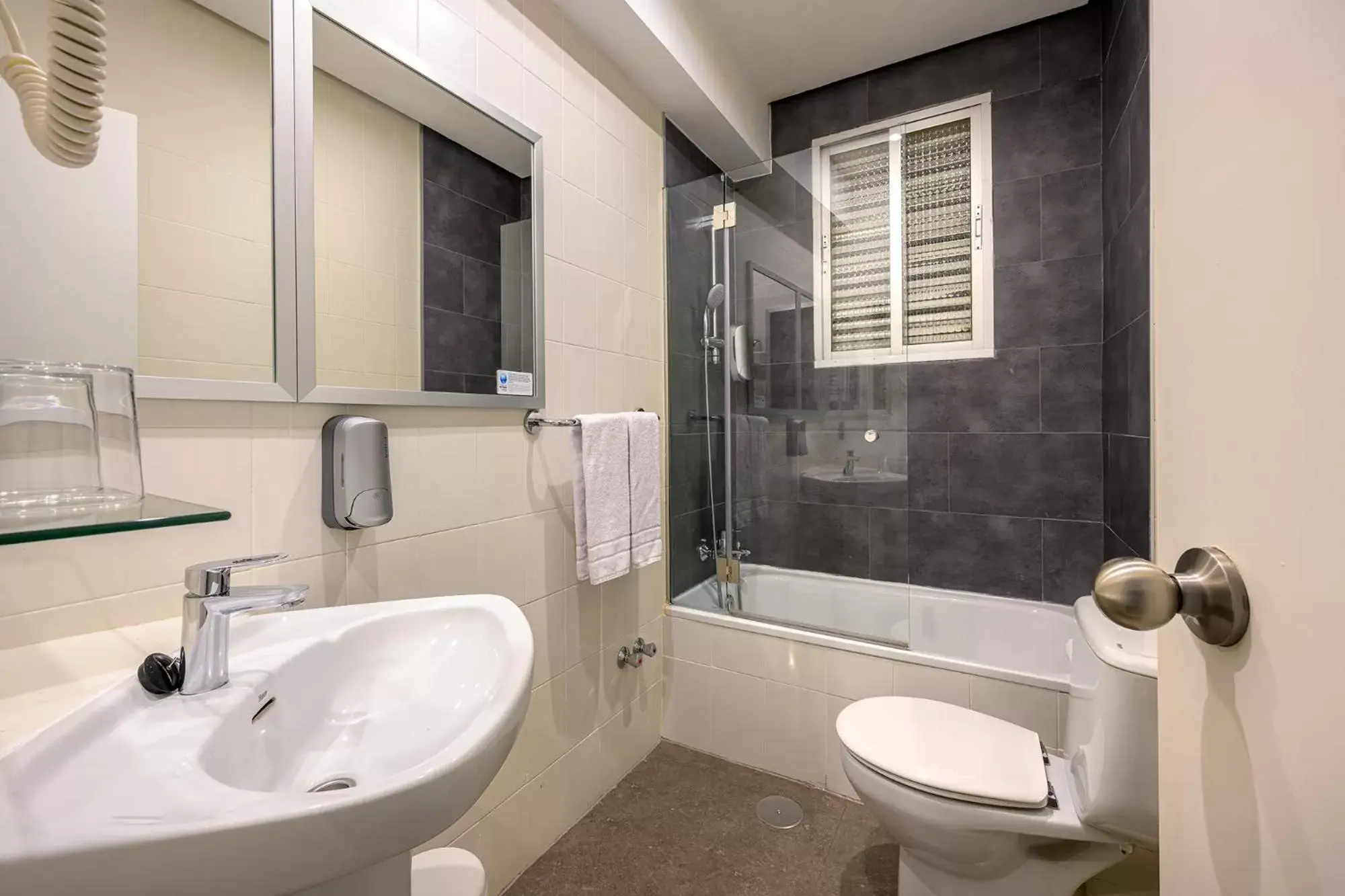 Standard Double or Twin Room in NeoMagna Madrid Standard Double or Twin Room in NeoMagna Madrid