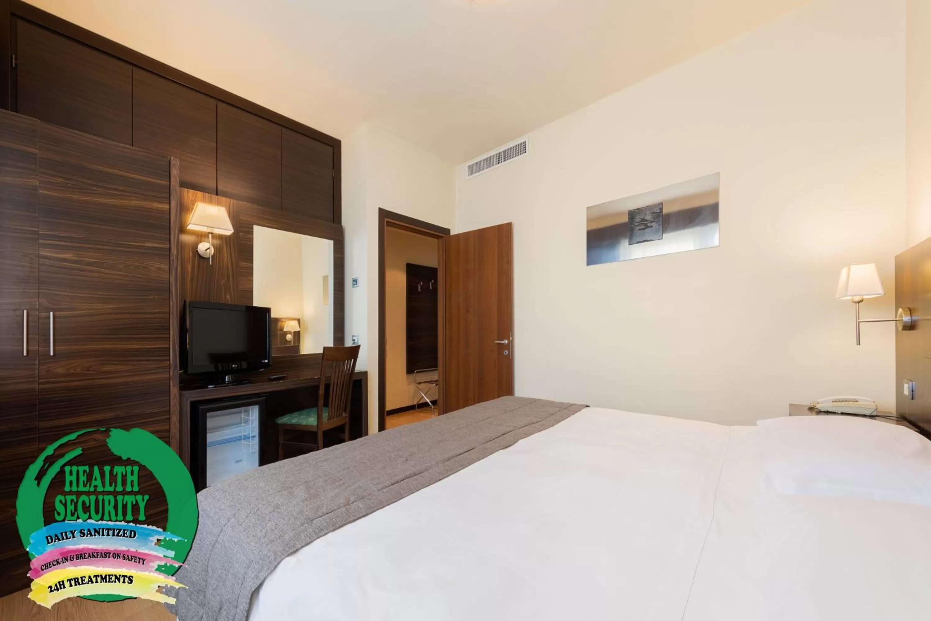 Bedroom, Bed in Hotel Delfino Venezia Mestre