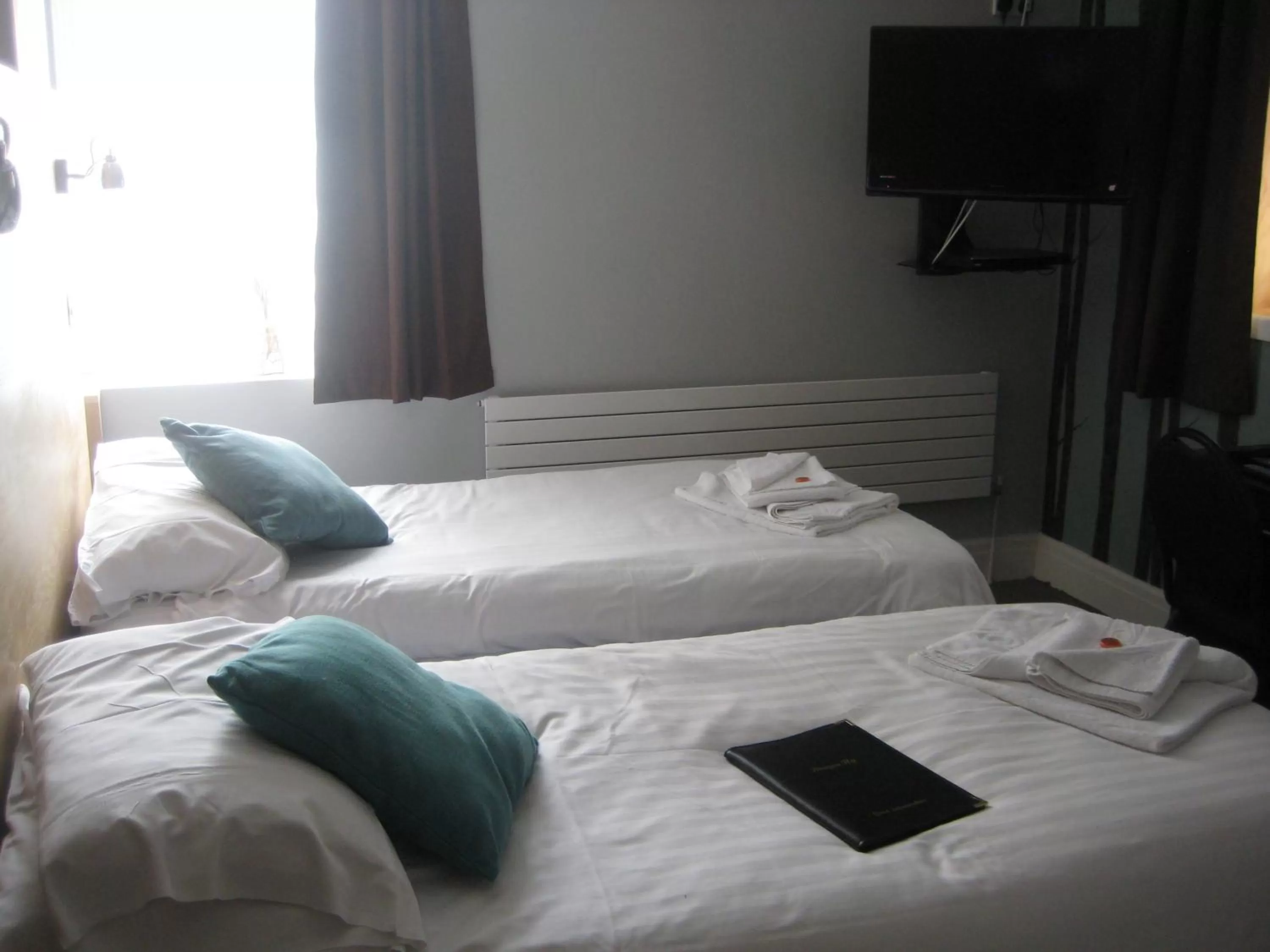 Bedroom, Bed in The Dragonfly