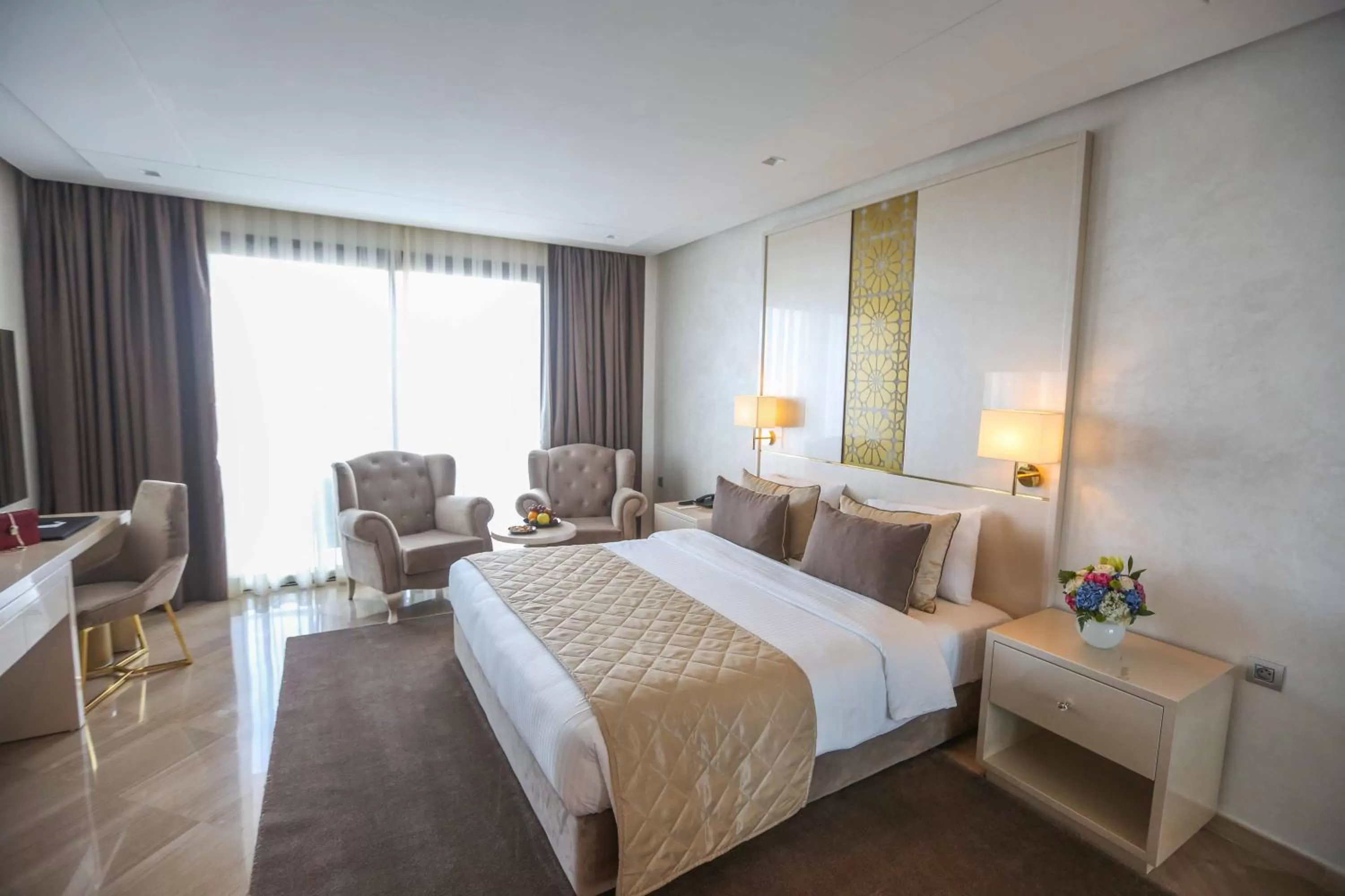 Bathroom, Bed in Suite Hotel Casa Diamond