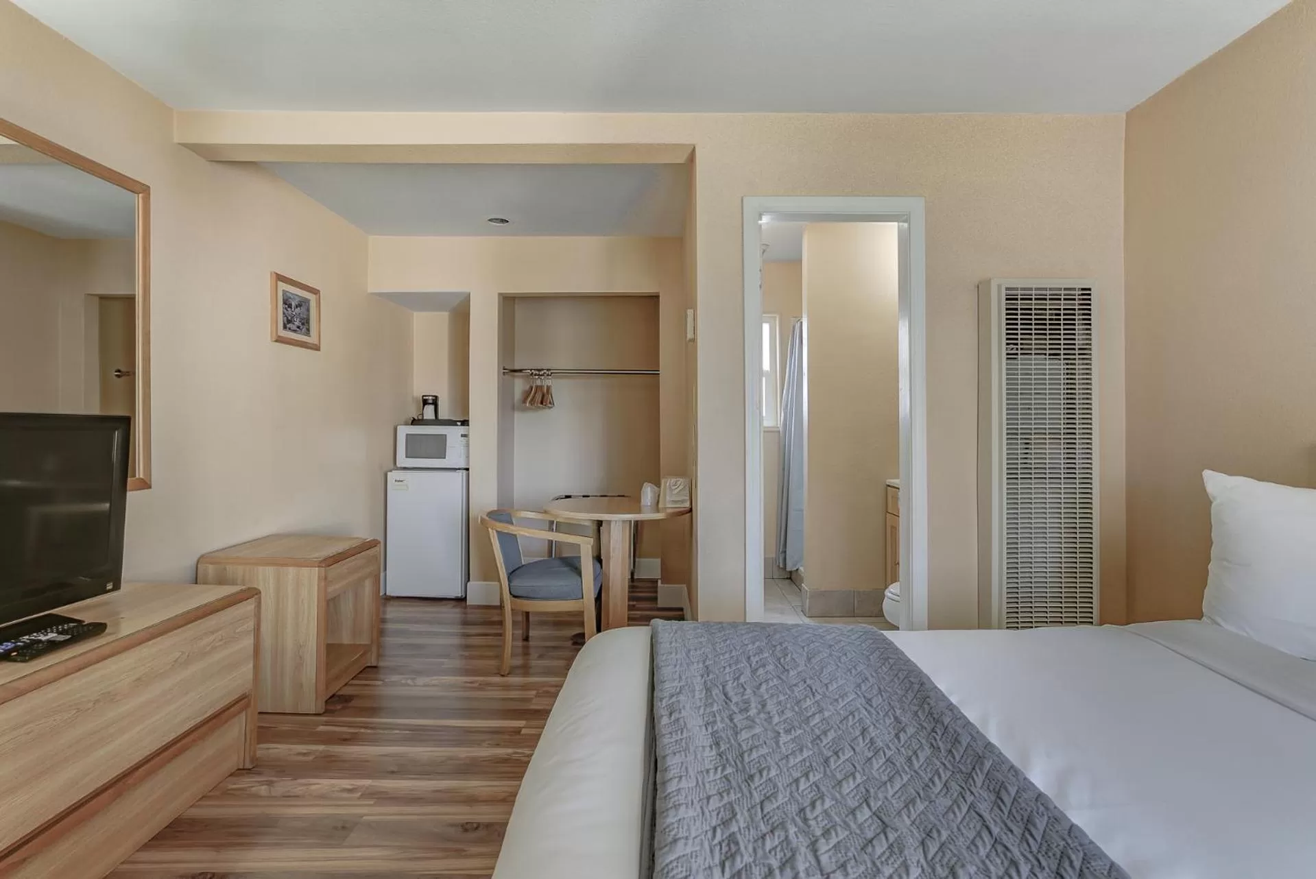 Bed in Shasta Pines Motel & Suites