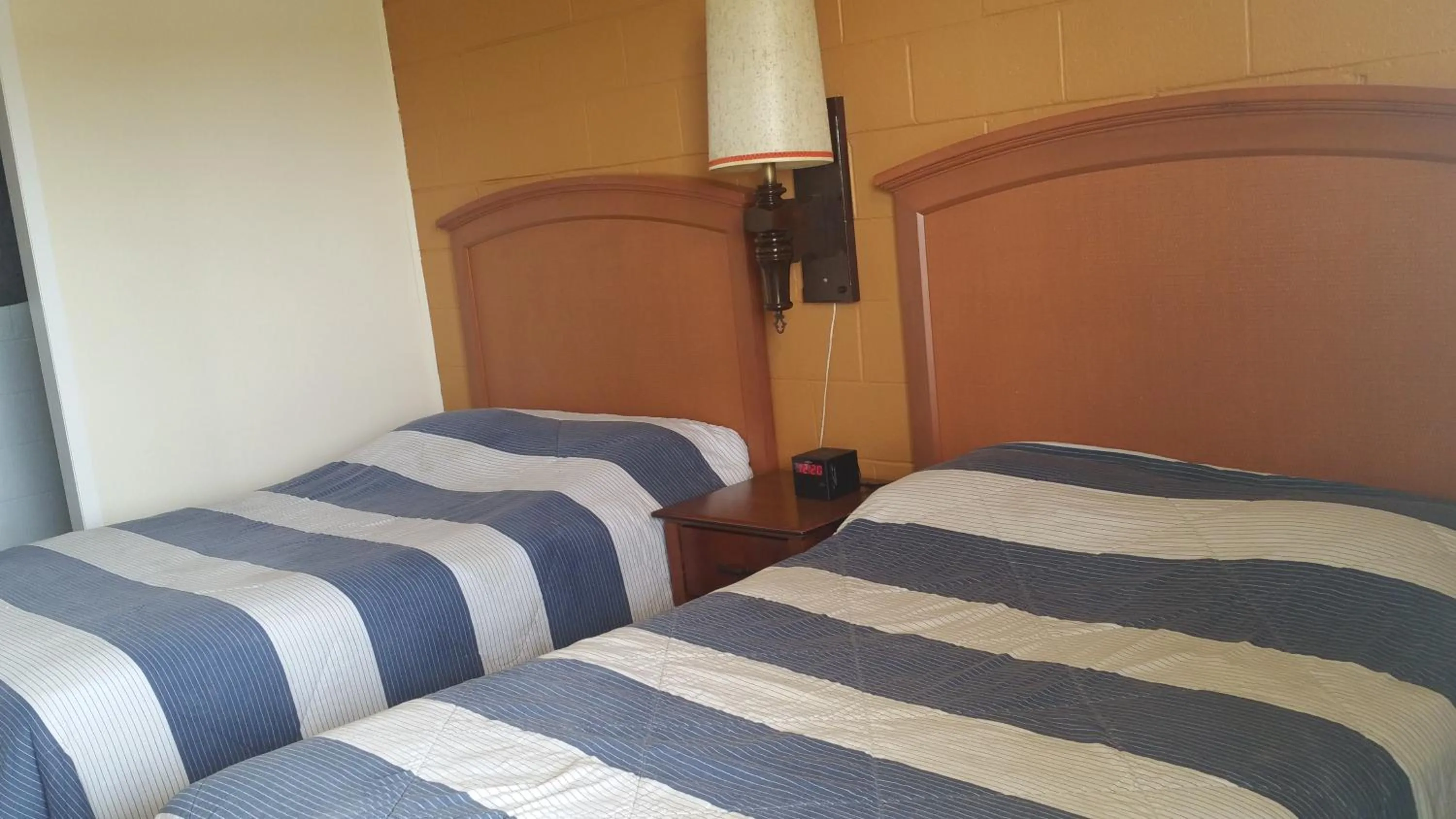 Bed in Thunder Bird Motel