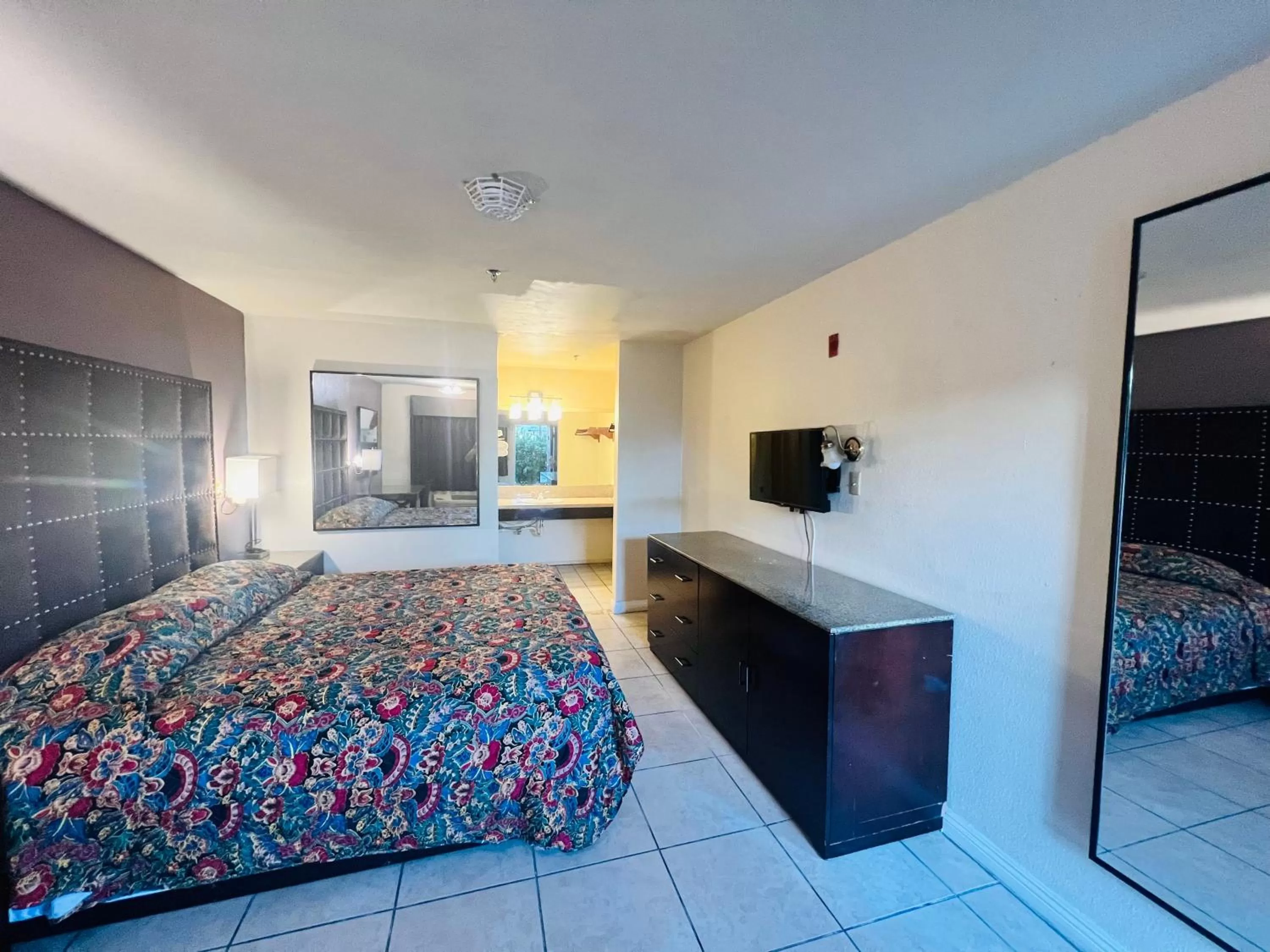 Bed in Casa Blanca Express & Suites - Cypress, Buena Park