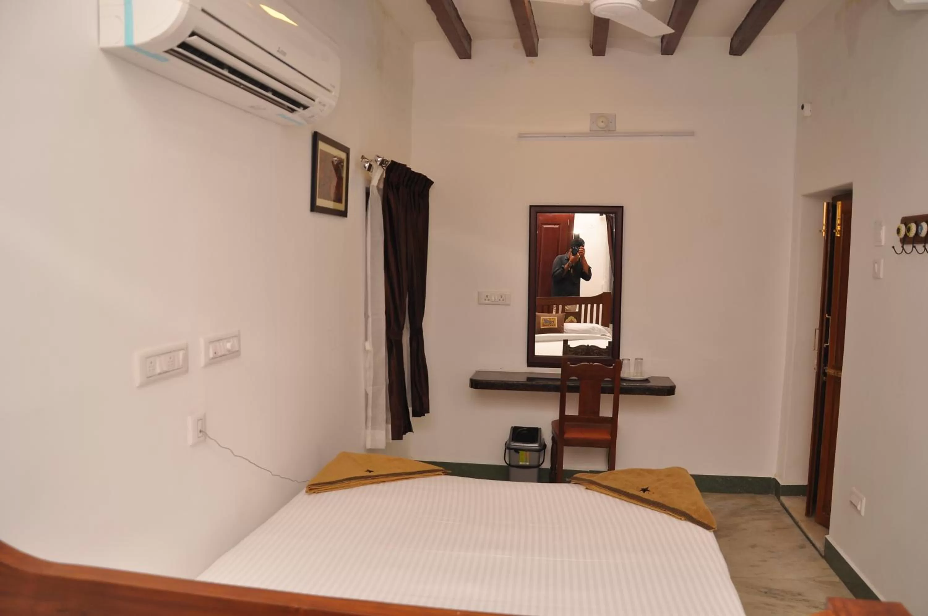 Photo of the whole room, Bed in Rams Inn