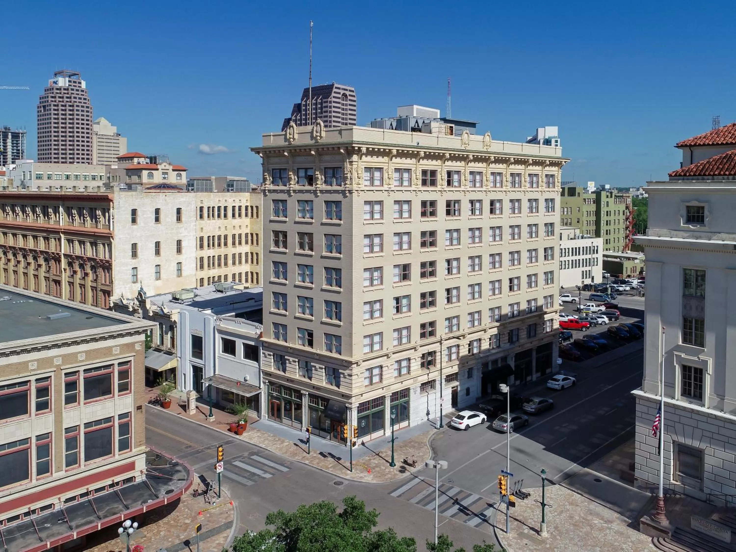 Property building in Hotel Gibbs Downtown Riverwalk