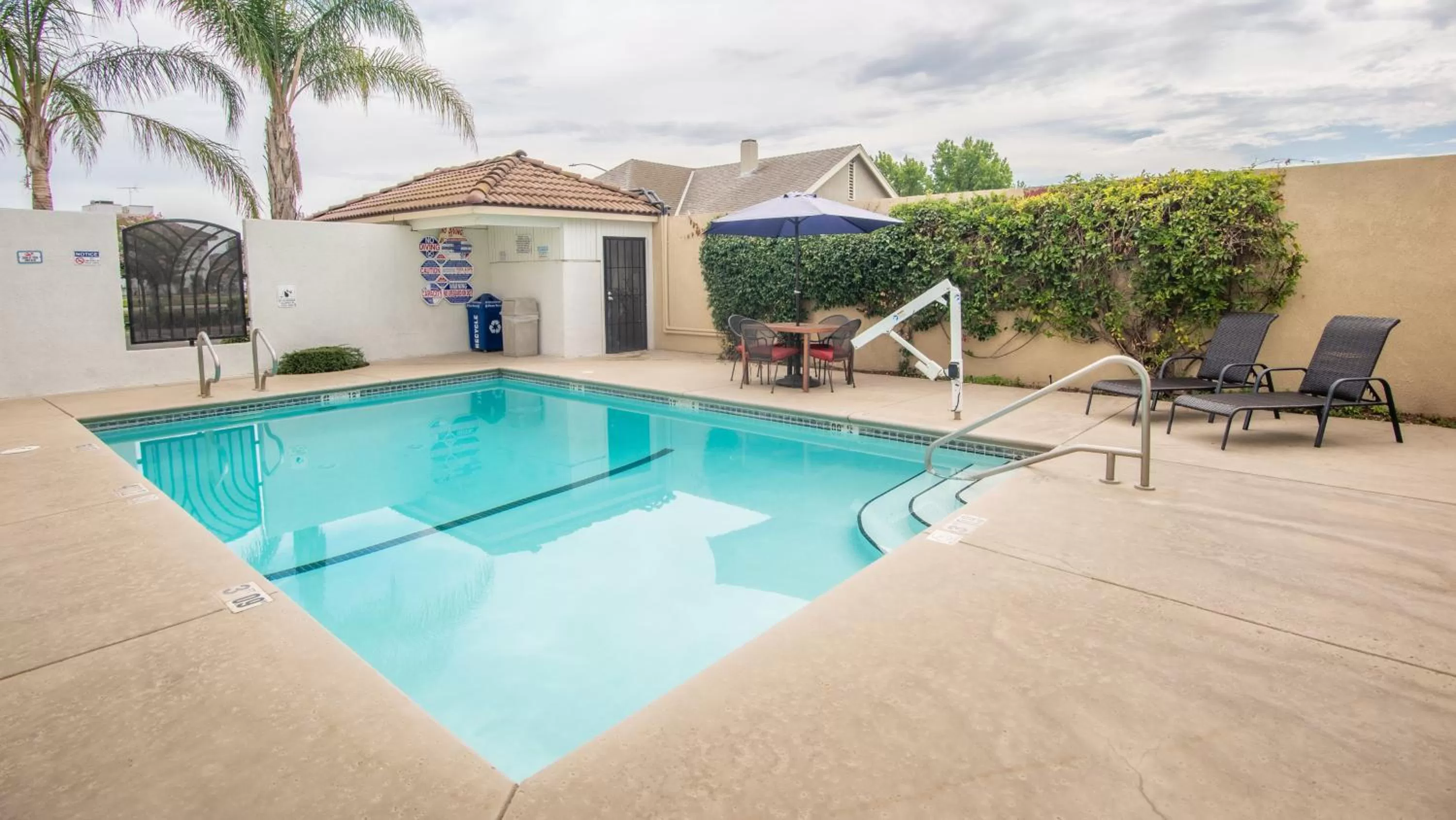 Swimming pool in Holiday Inn Express Oakdale by IHG