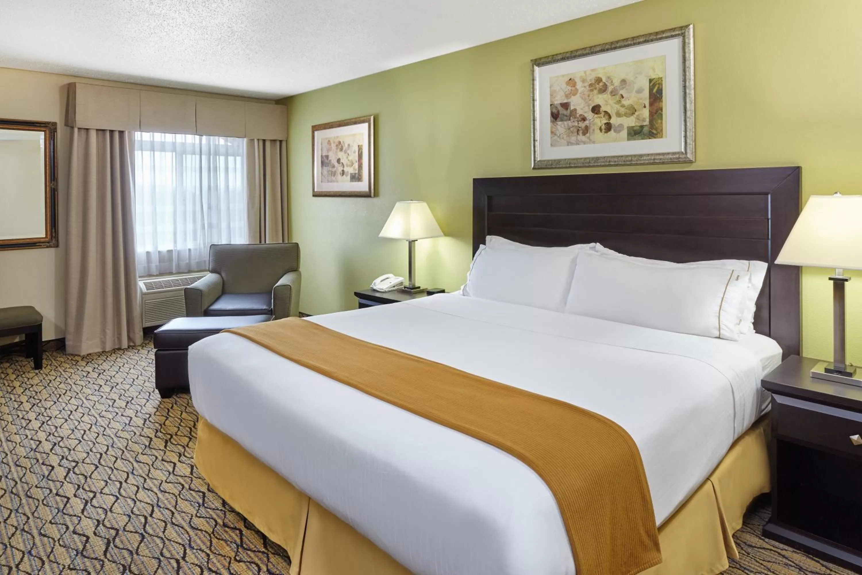 Bedroom, Bed in Holiday Inn Express & Suites Chicago-Libertyville by IHG