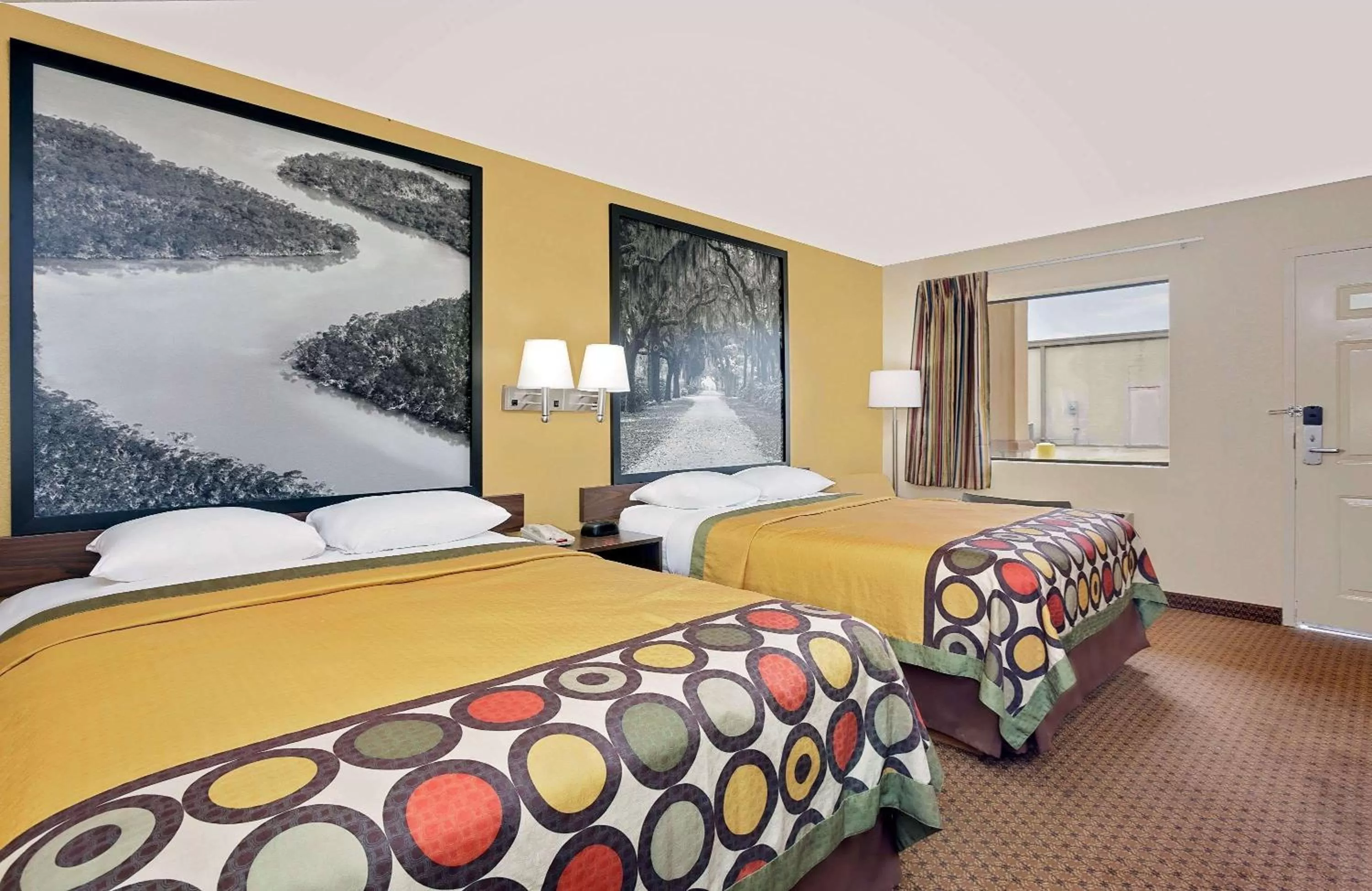 Photo of the whole room, Bed in Super 8 by Wyndham Byron/South Macon