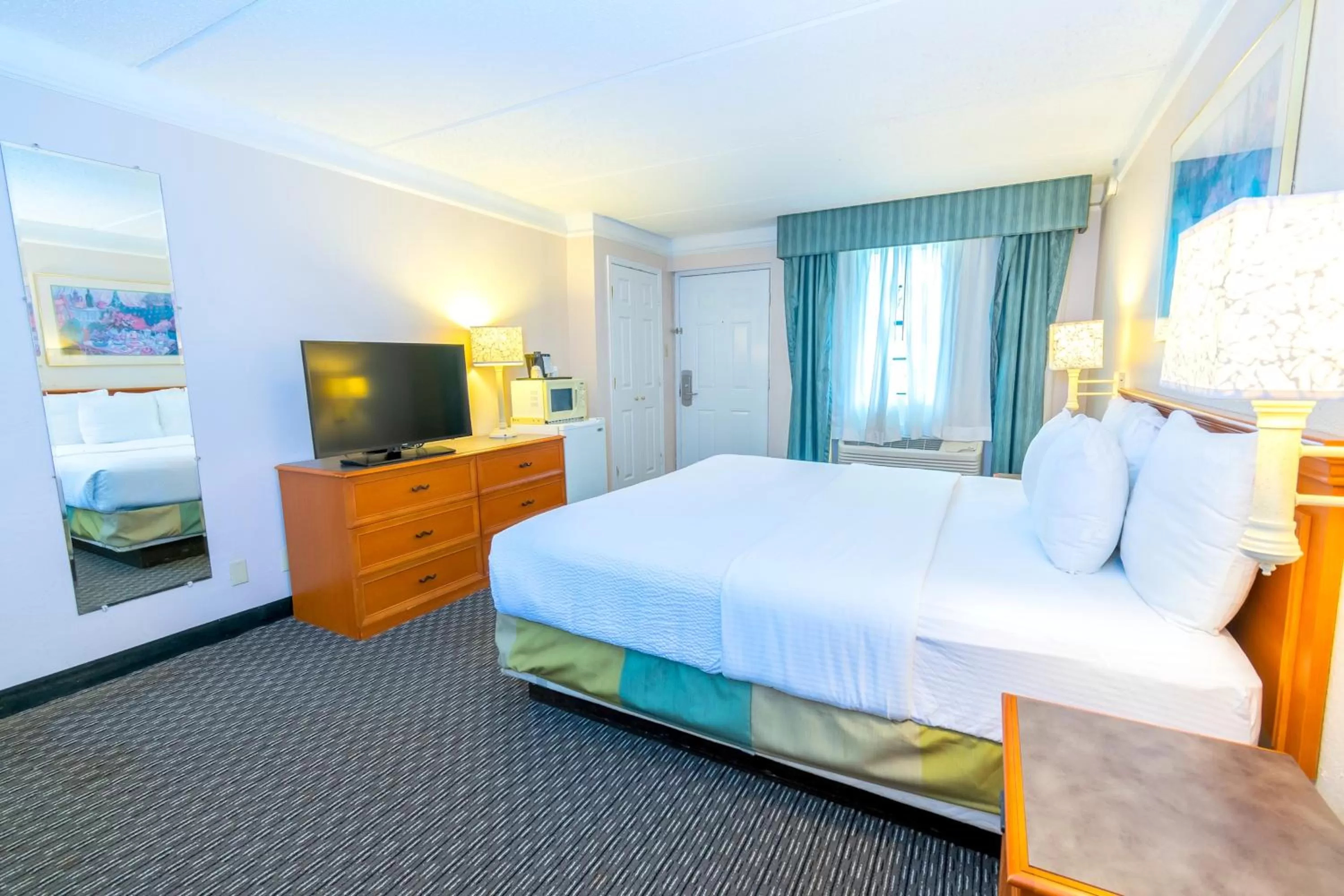 Photo of the whole room, Bed in La Quinta Inn by Wyndham Clute Lake Jackson