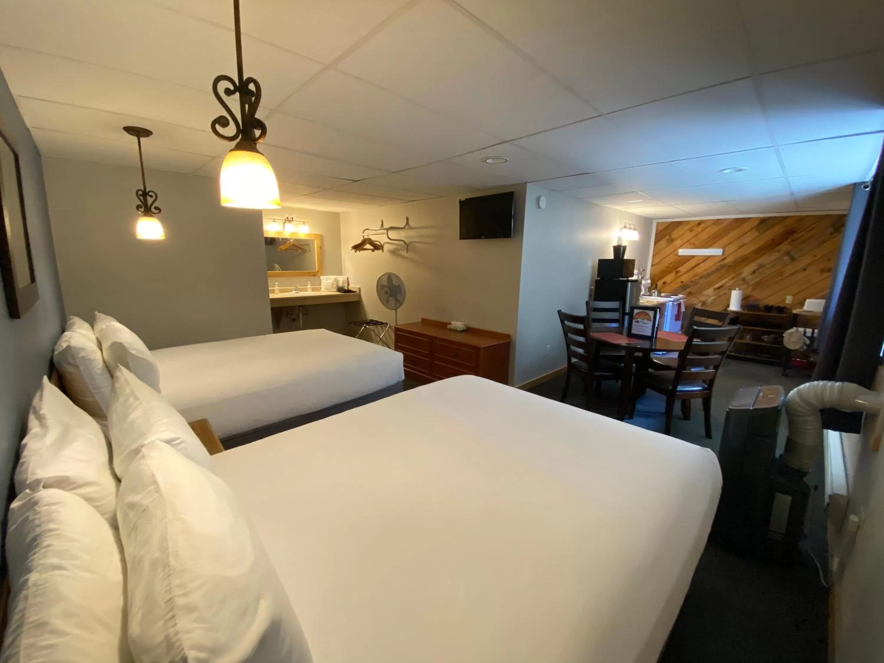 Photo of the whole room in Timber Ridge Lodge Ouray