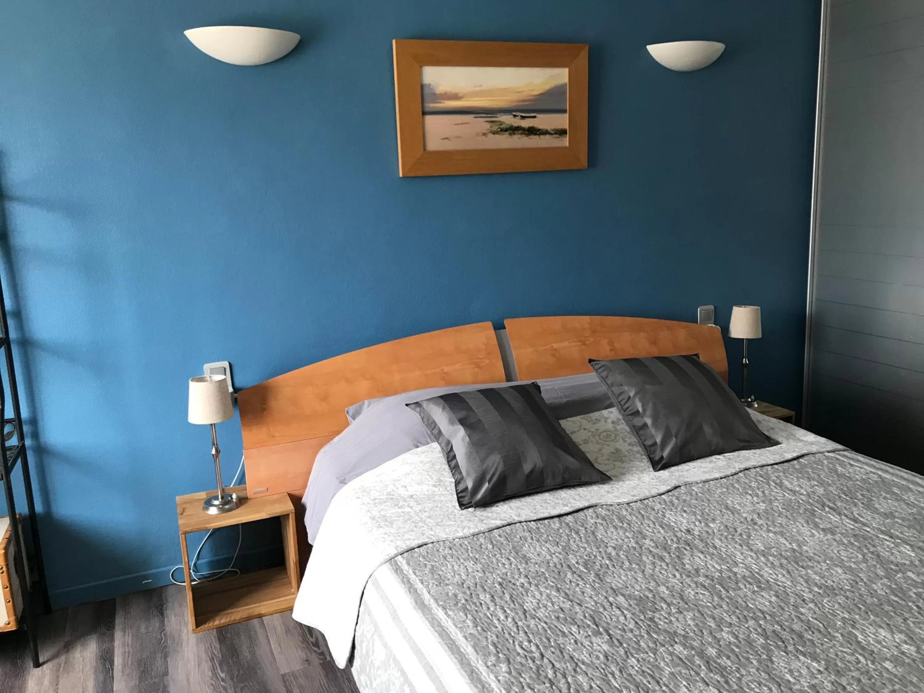 Shower, Bed in La Boisnière