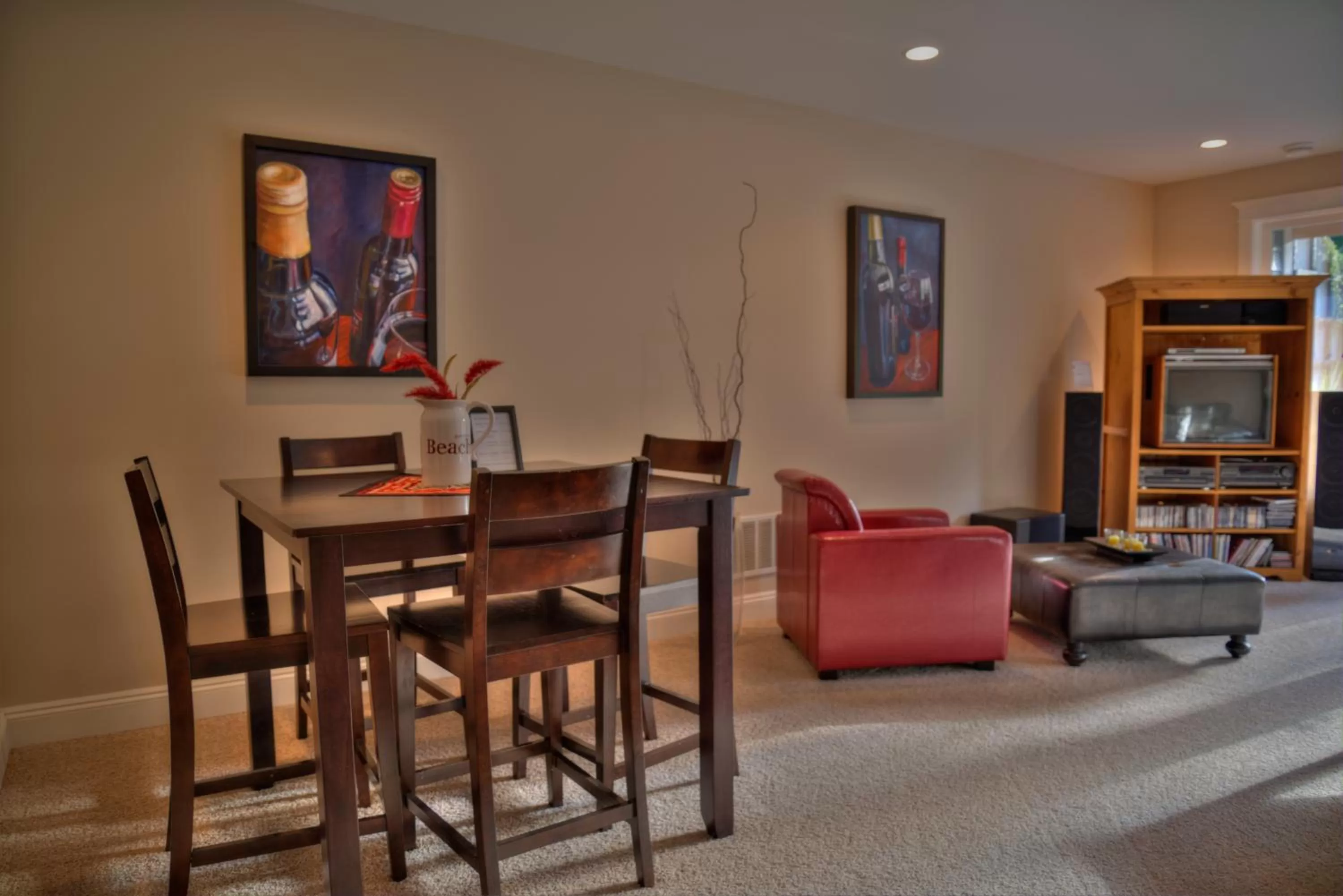 Communal lounge/ TV room, Dining Area in Shawnigan Suite B & B