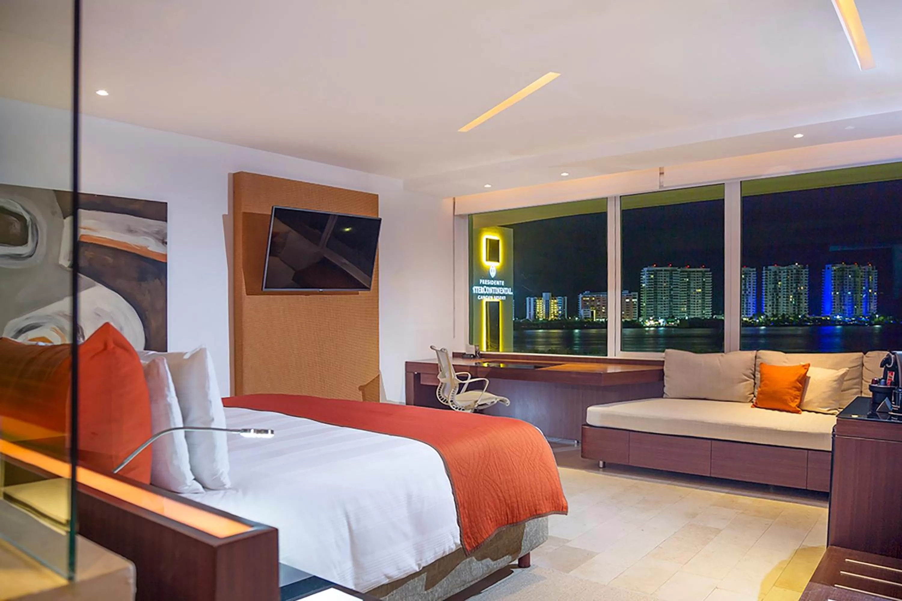 Photo of the whole room, Bed in Presidente InterContinental Cancun Resort